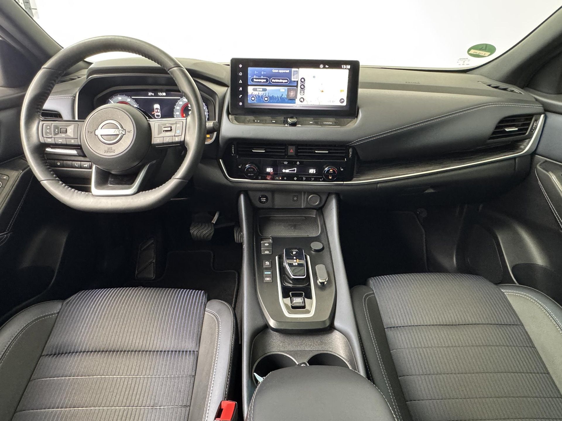 Nissan QASHQAI met kenteken Z-110-NG – interieur