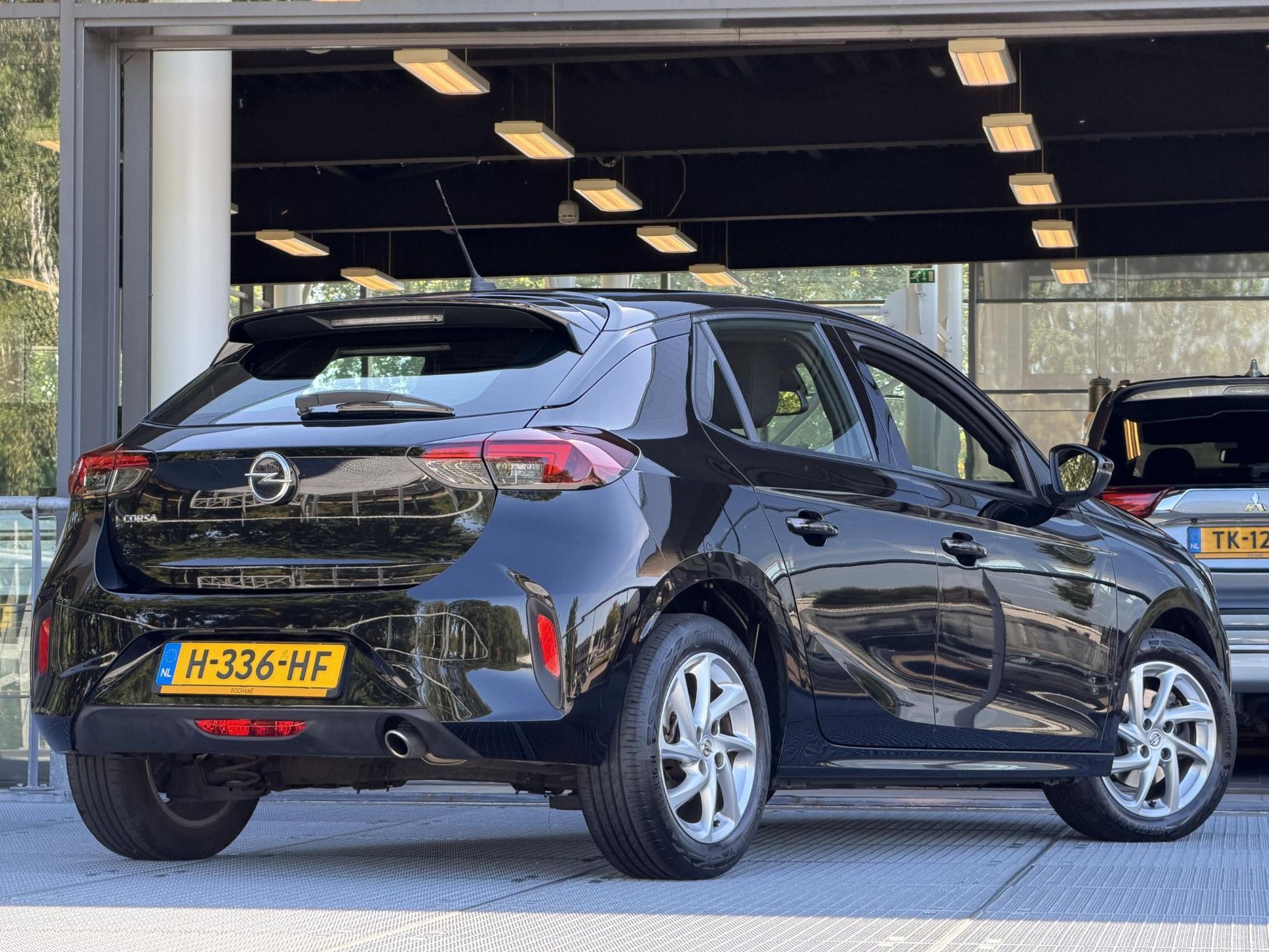 Opel Corsa met kenteken H-336-HF – achteraanzicht