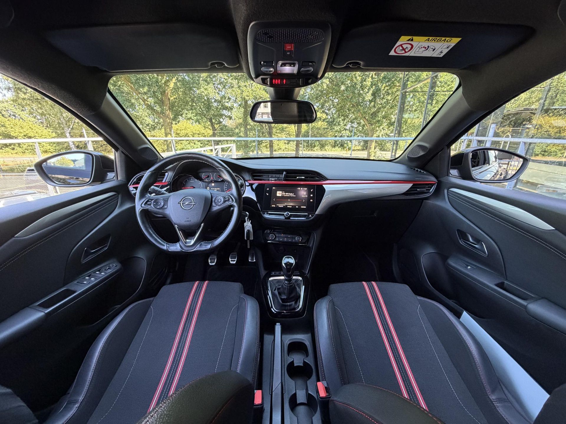 Opel Corsa met kenteken H-336-HF – interieur