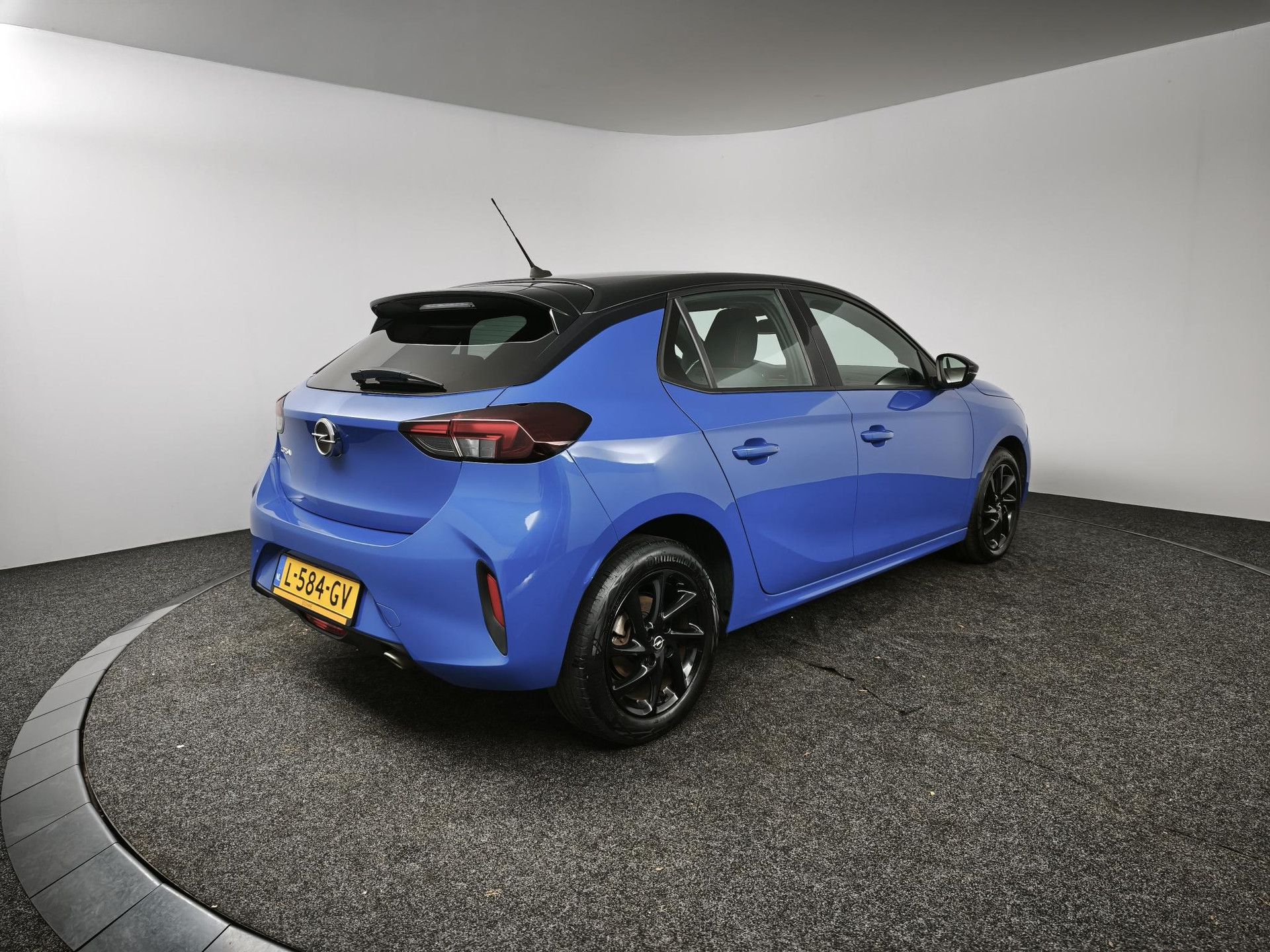 Opel Corsa met kenteken L-584-GV – achteraanzicht