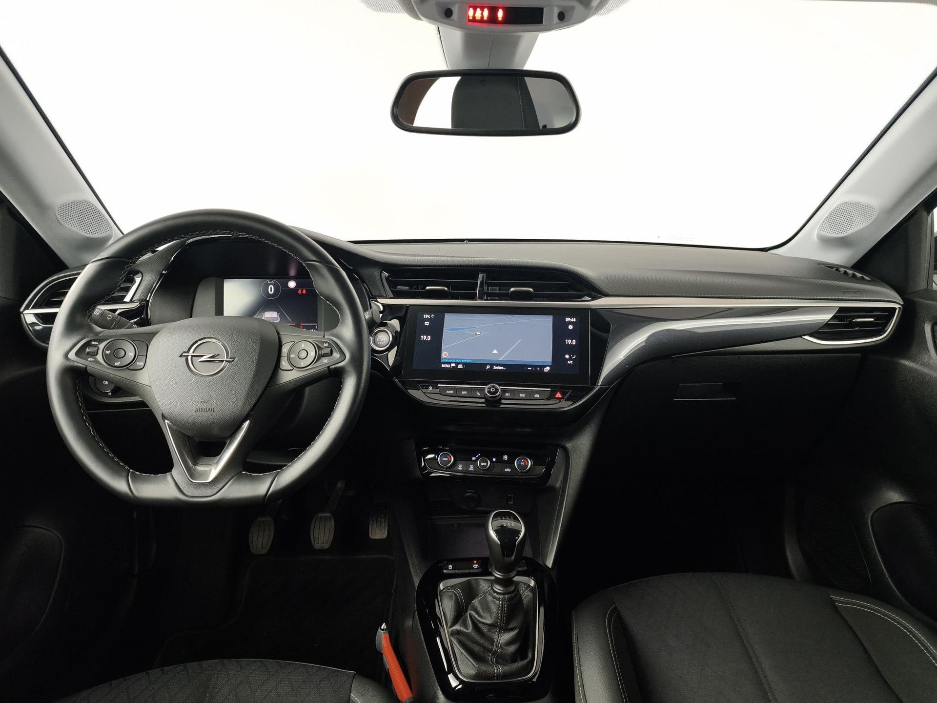 Opel Corsa met kenteken L-629-JF – interieur