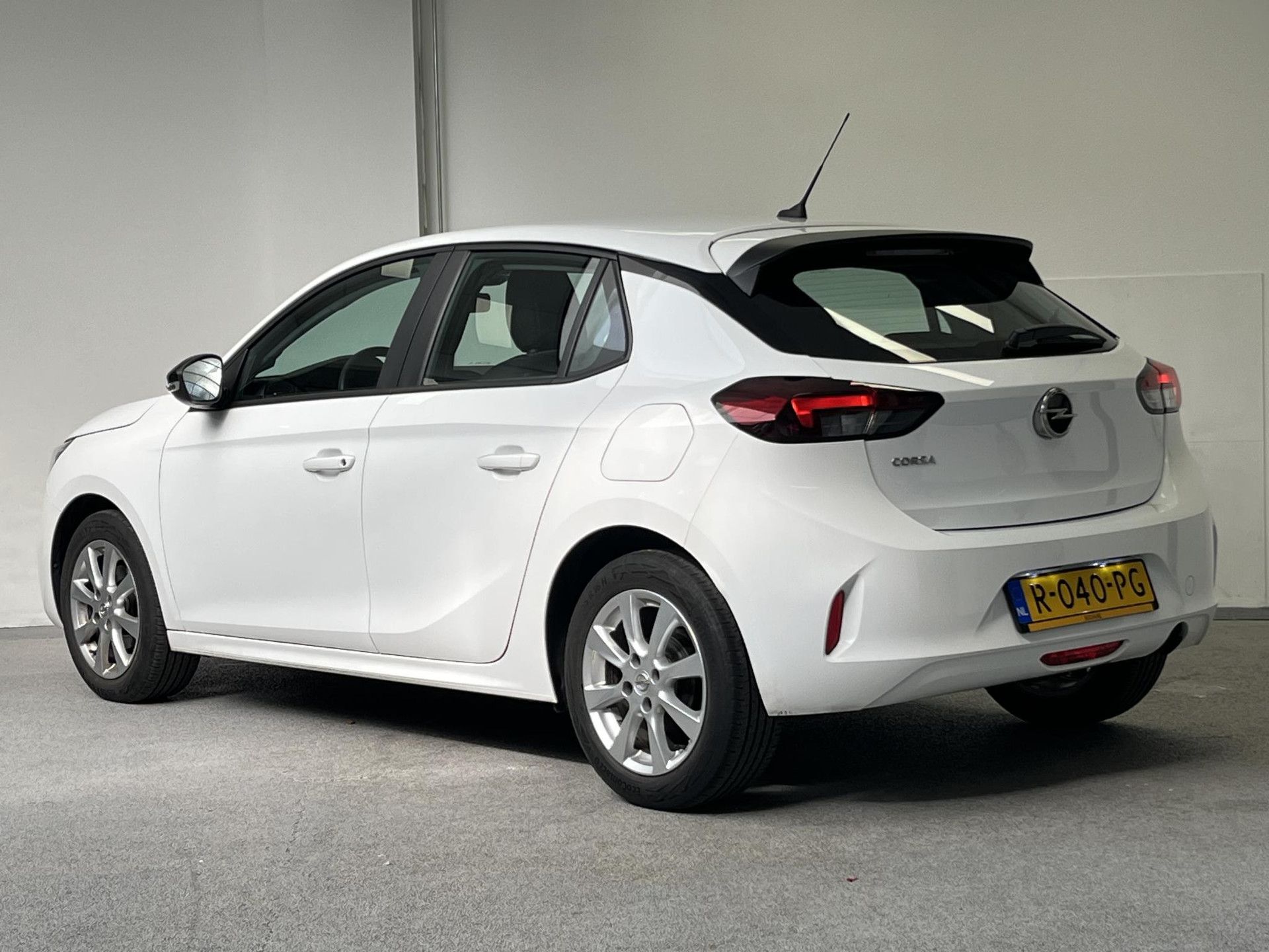 Opel Corsa met kenteken R-040-PG – achteraanzicht
