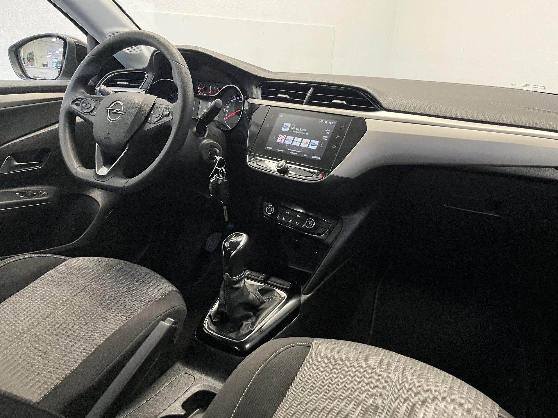 Opel Corsa met kenteken R-040-PG – interieur