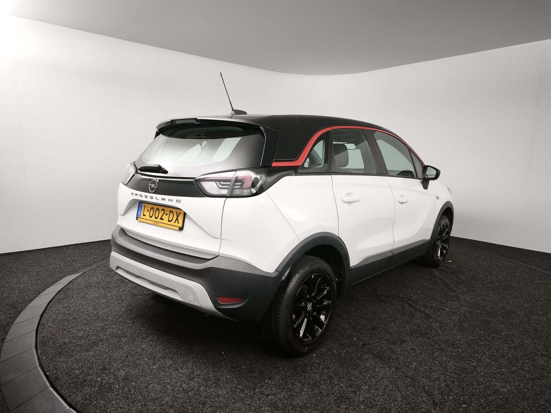 Opel Crossland met kenteken L-002-DX – achteraanzicht