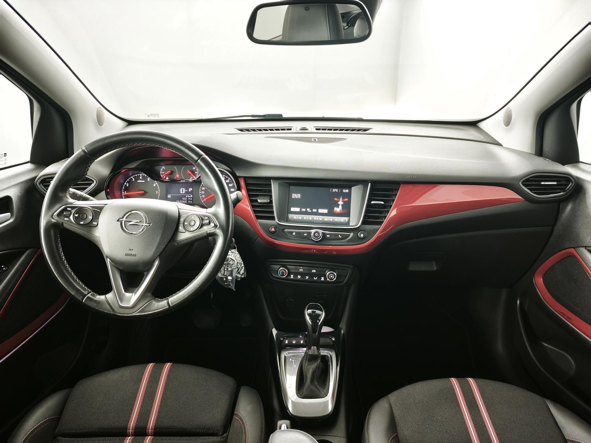Opel Crossland met kenteken L-002-DX – interieur