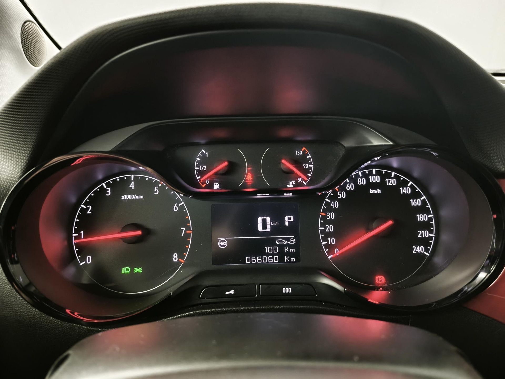 Opel Crossland met kenteken L-002-DX – dashboard