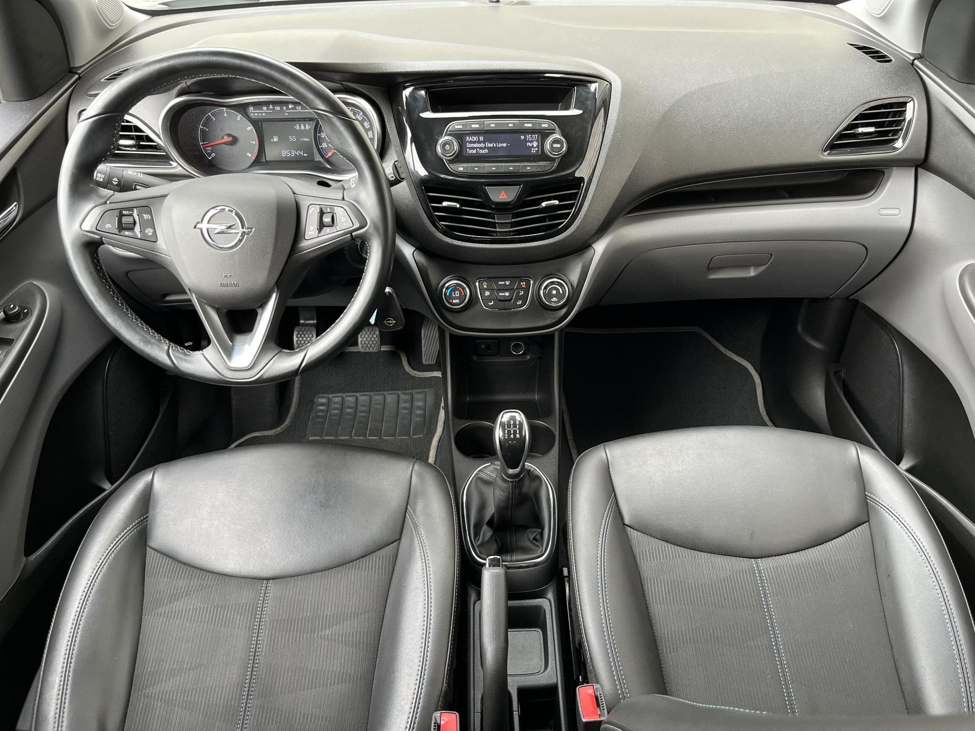Opel KARL met kenteken GX-993-R – interieur