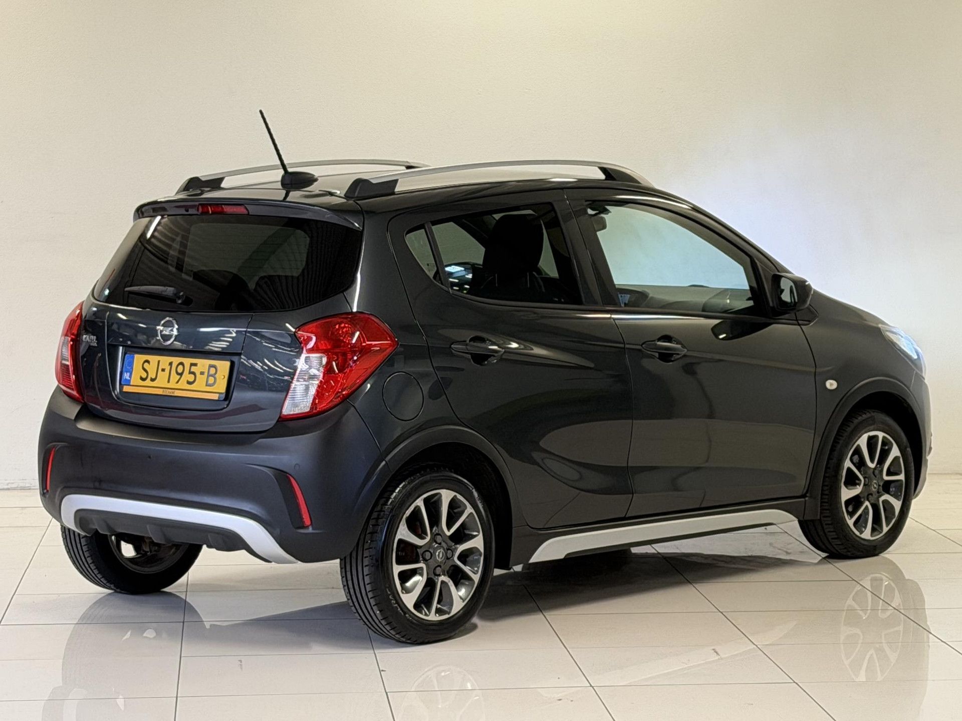 Opel KARL met kenteken SJ-195-B – achteraanzicht