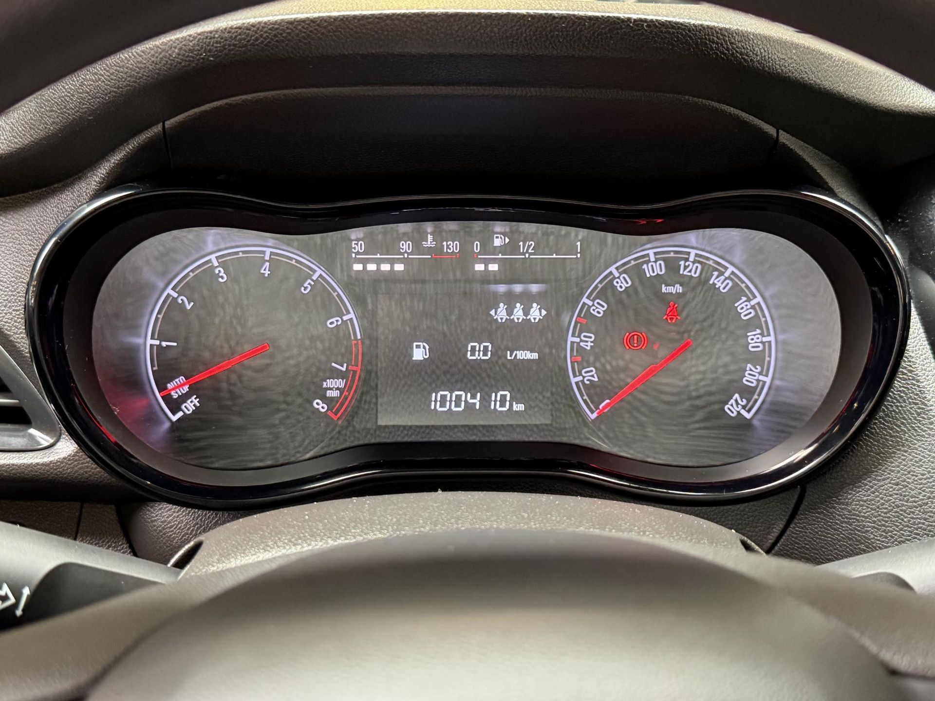 Opel KARL met kenteken SJ-195-B – dashboard