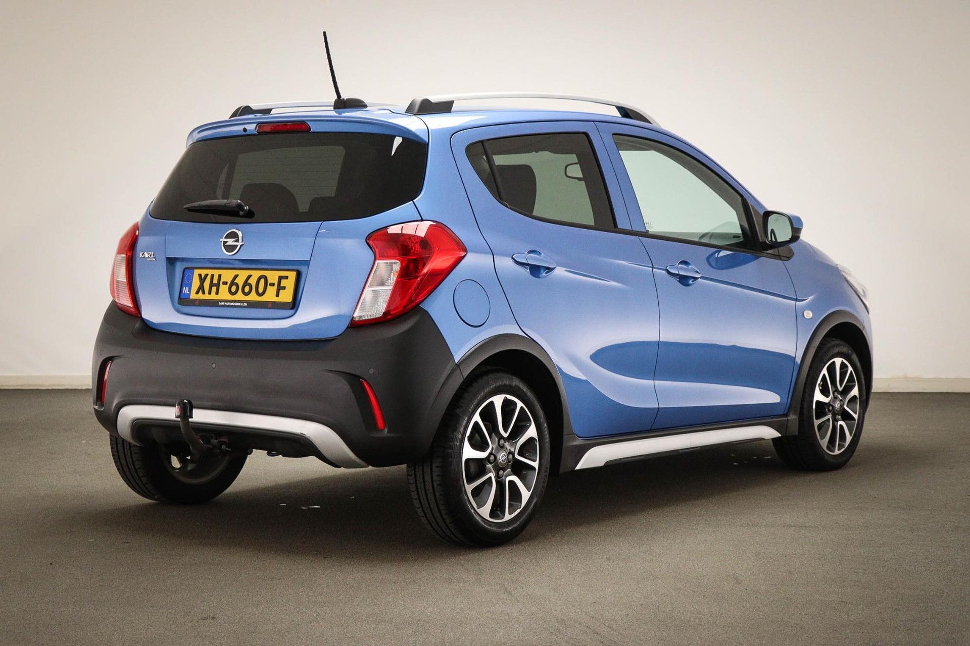 Opel KARL met kenteken XH-660-F – achteraanzicht