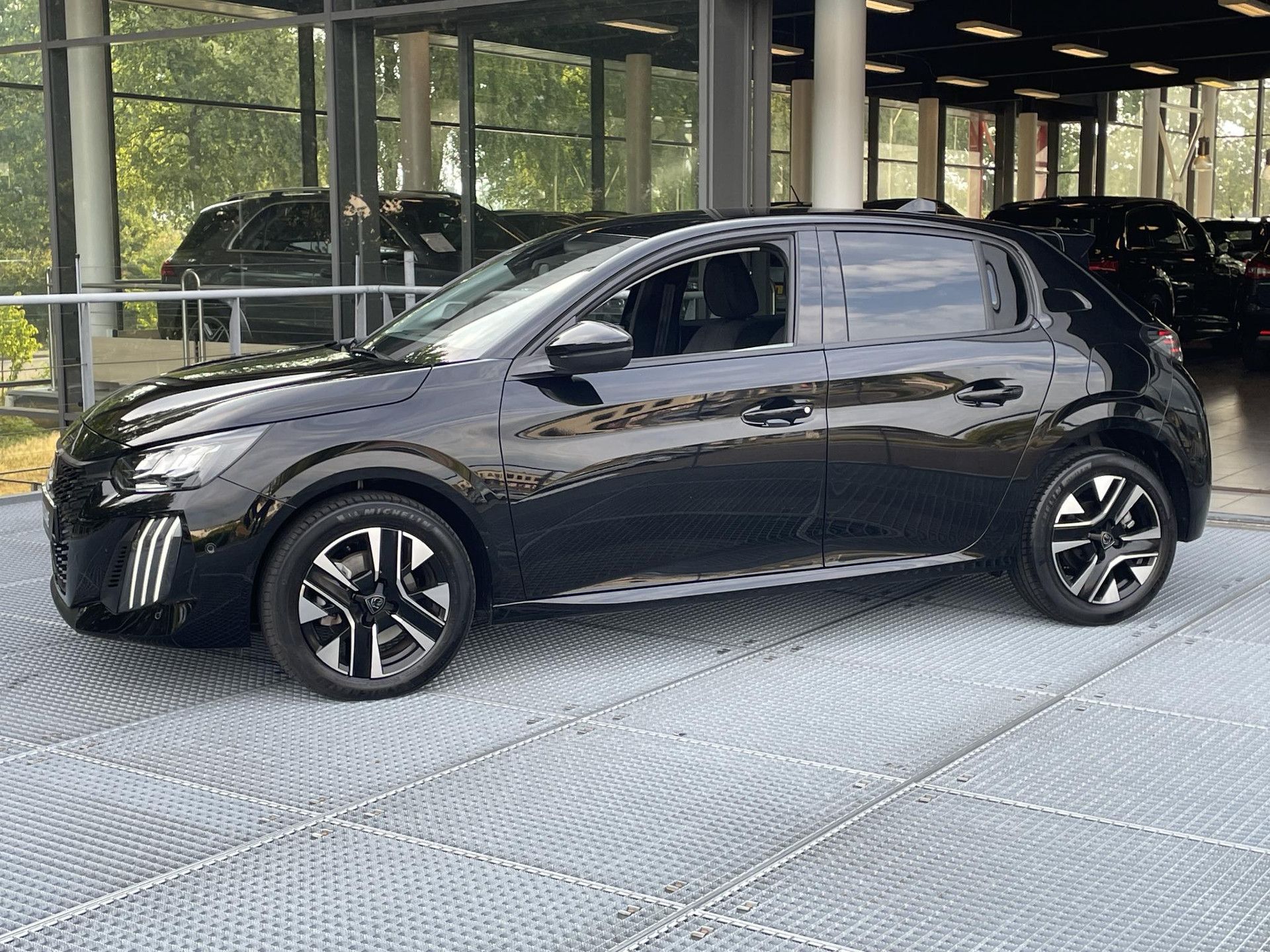 Peugeot 208 met kenteken KDD-02-B – achteraanzicht
