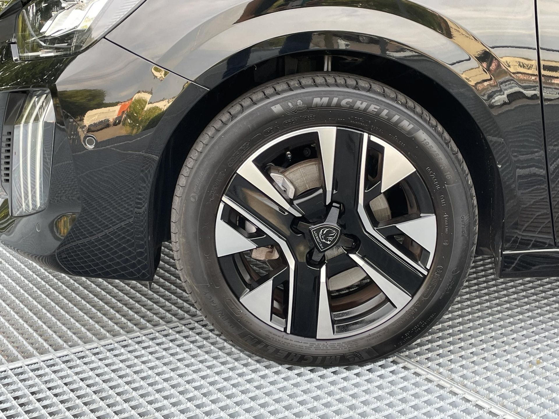 Peugeot 208 met kenteken KDD-02-B – interieur