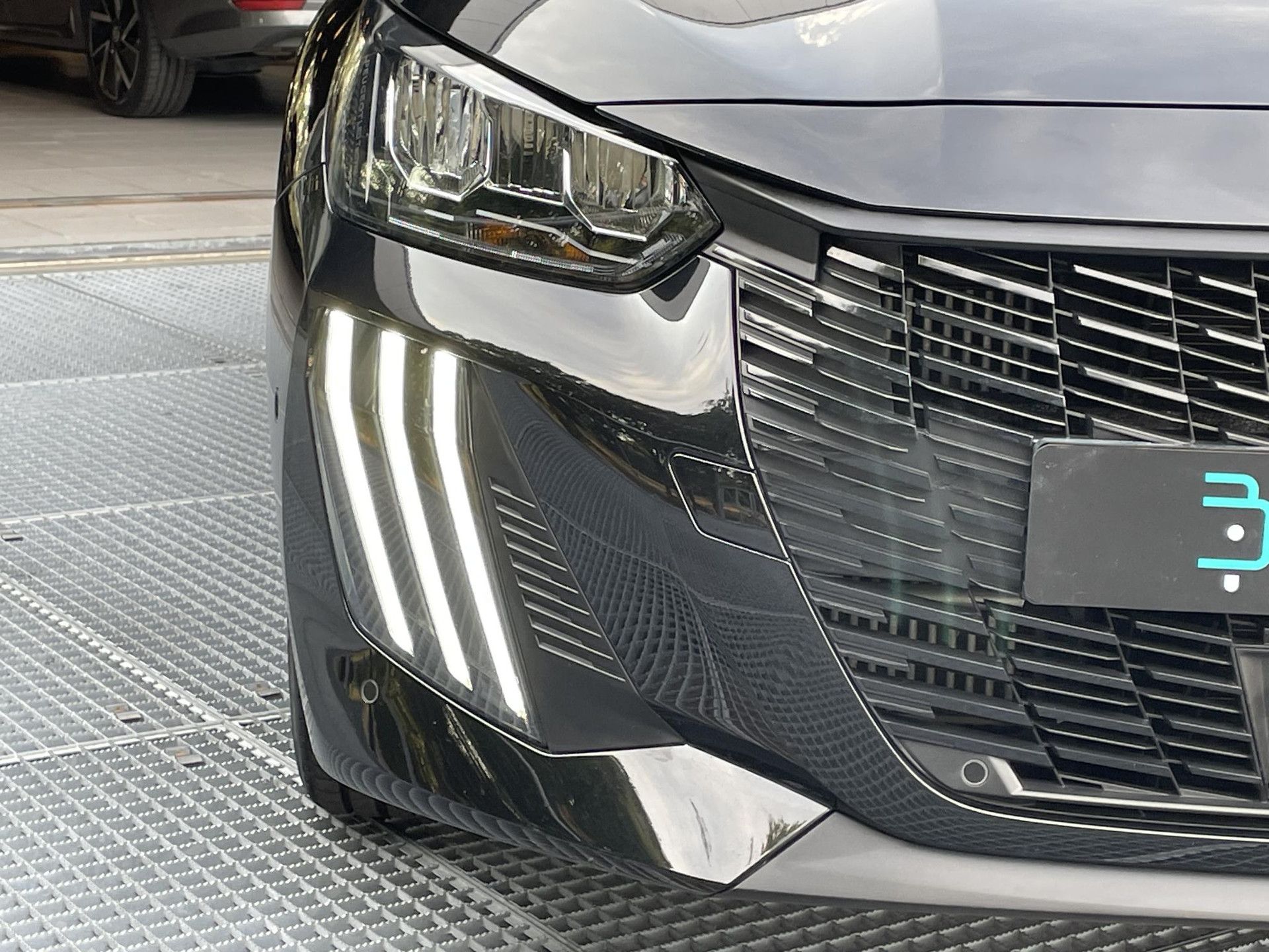 Peugeot 208 met kenteken KDD-02-B – detailfoto
