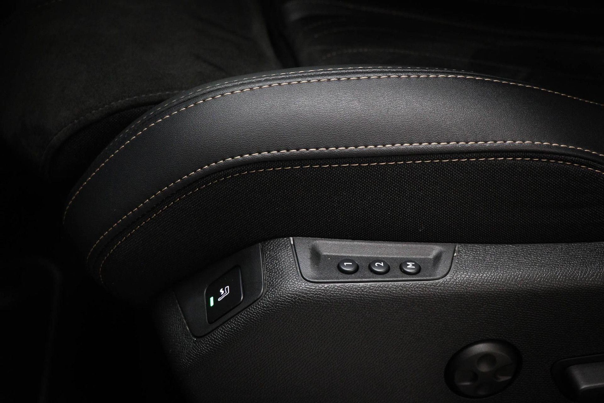 Peugeot 3008 met kenteken P-345-JG – detailfoto