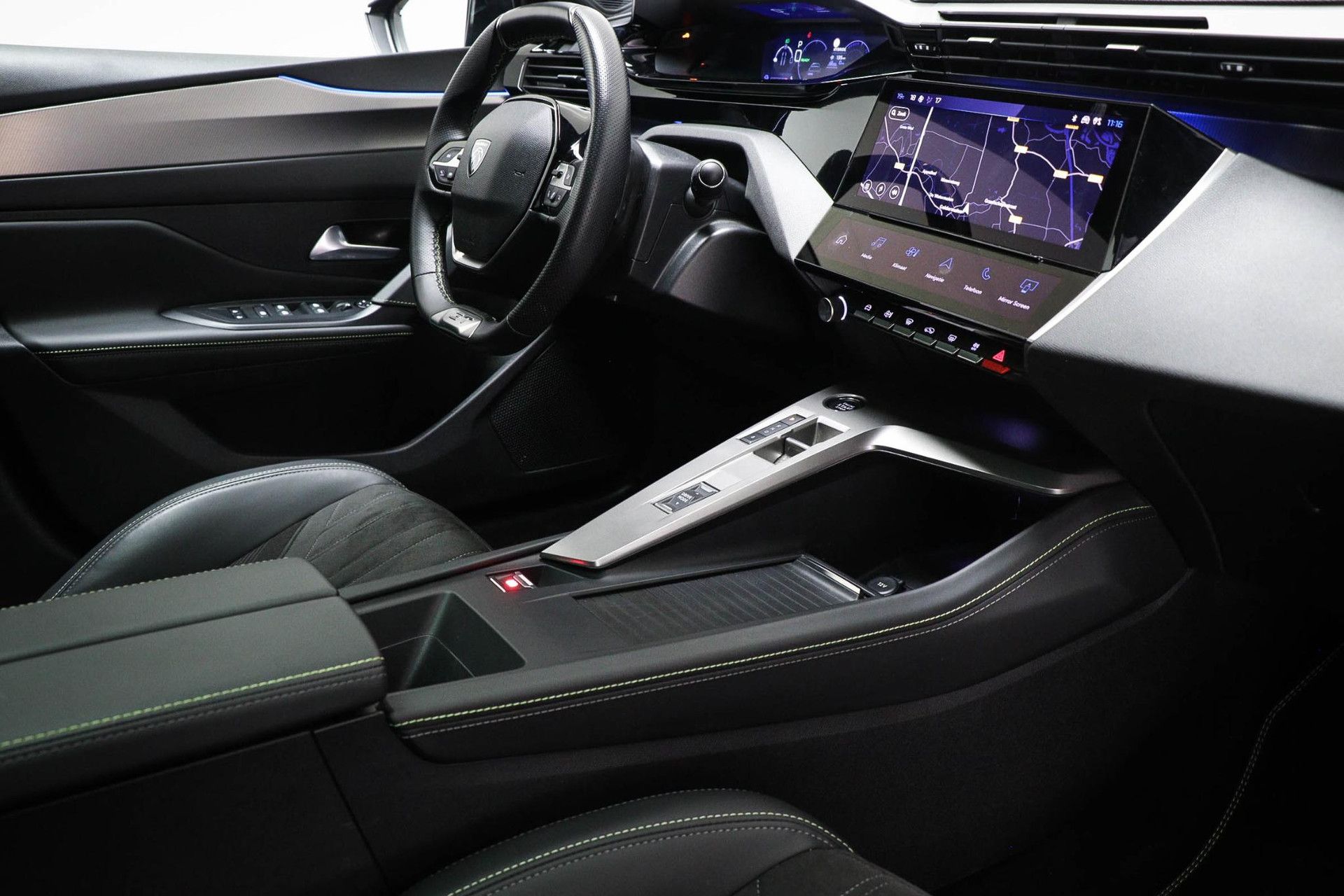 Peugeot 308 met kenteken KHS-43-R – interieur