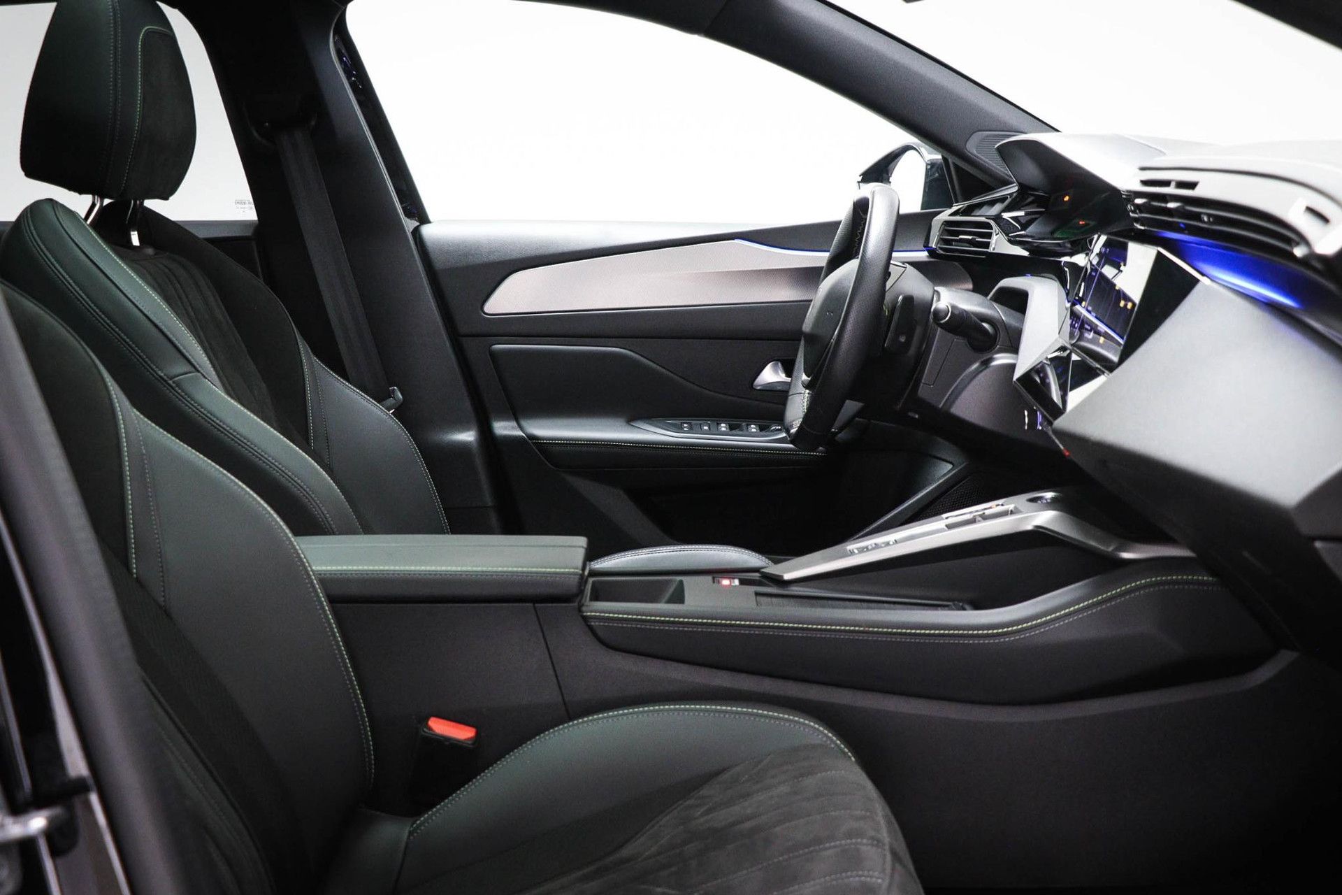 Peugeot 308 met kenteken KHS-43-R – dashboard