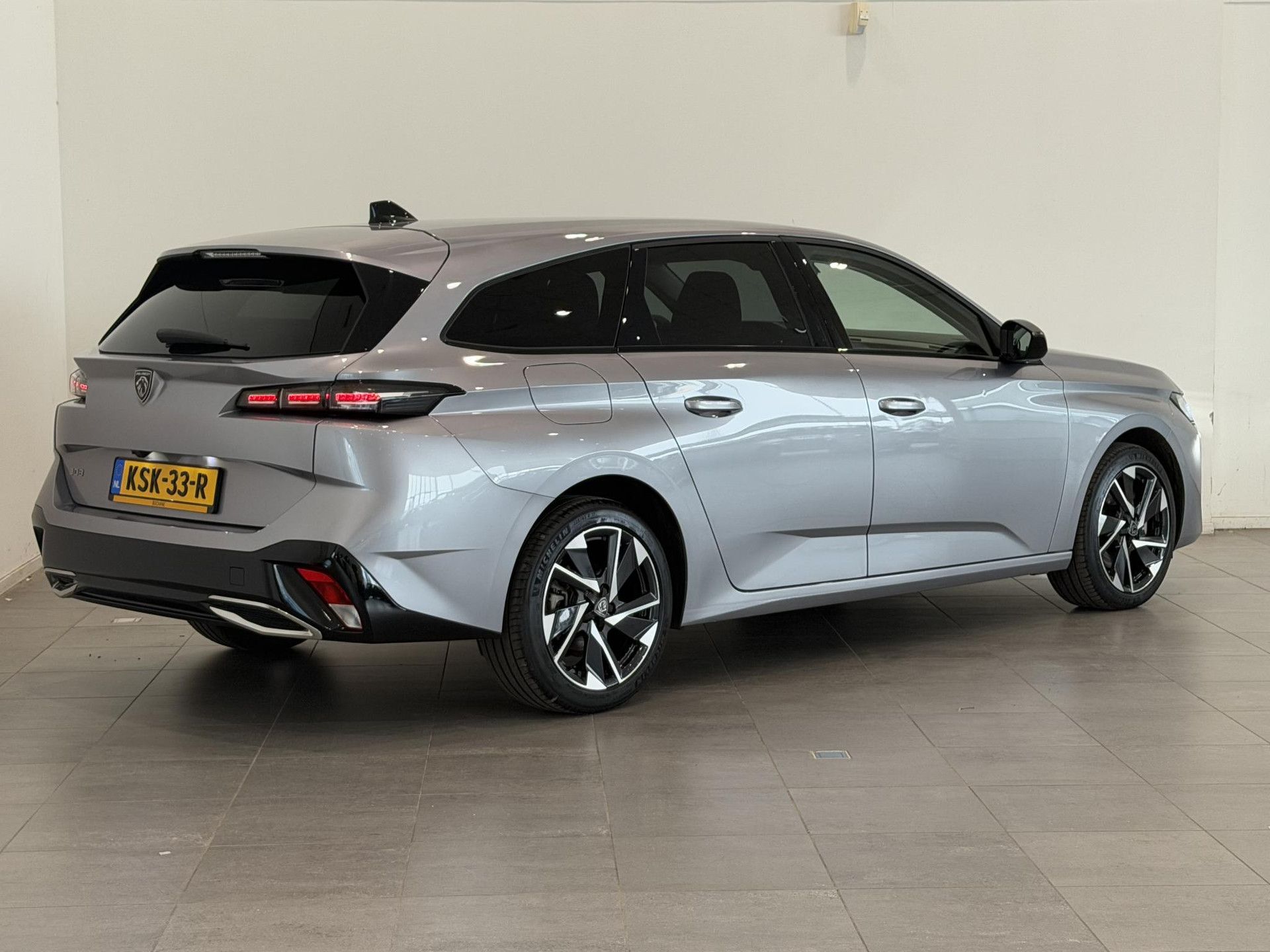 Peugeot 308 met kenteken KSK-33-R – achteraanzicht