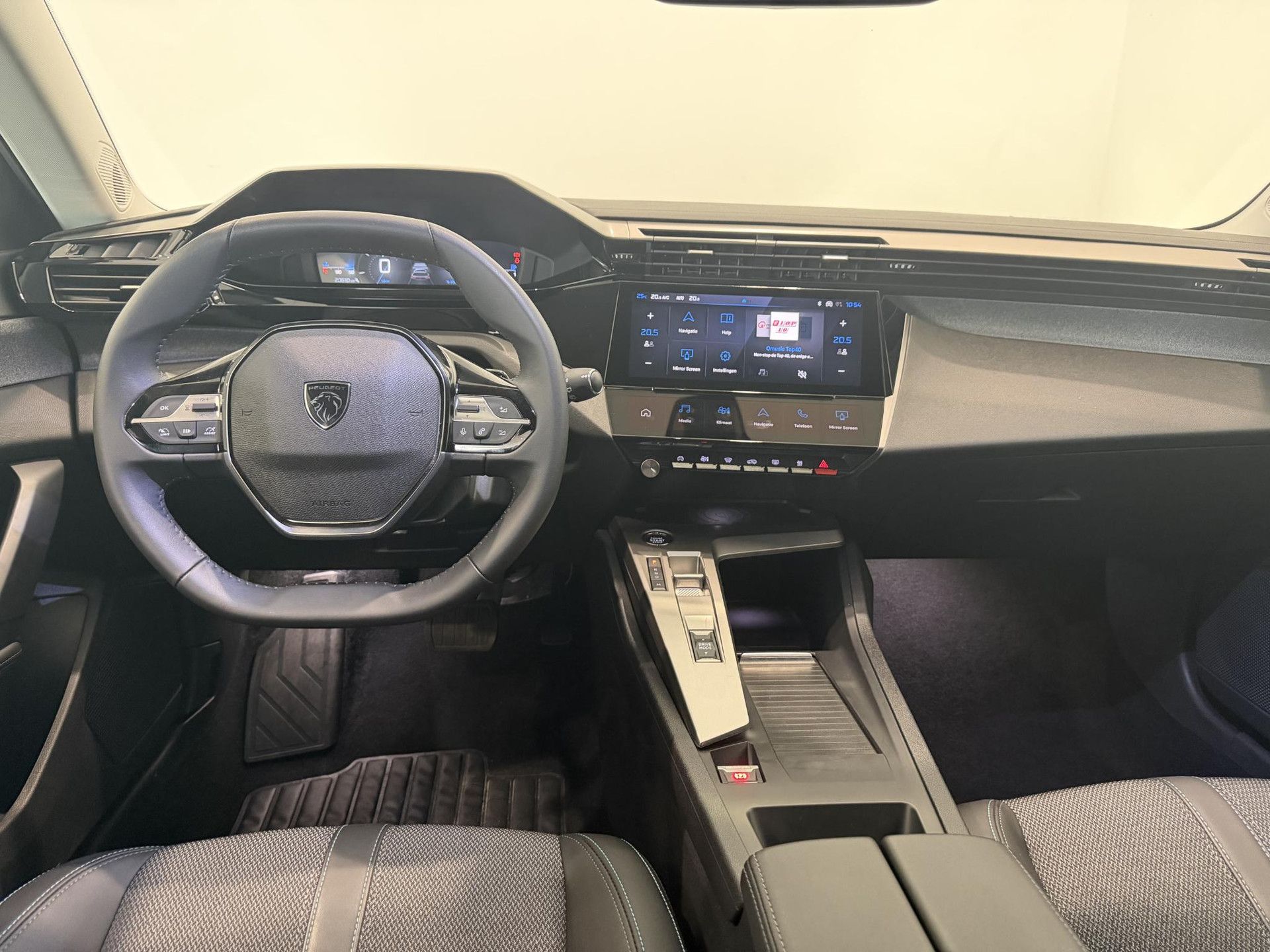 Peugeot 308 met kenteken KSK-33-R – interieur