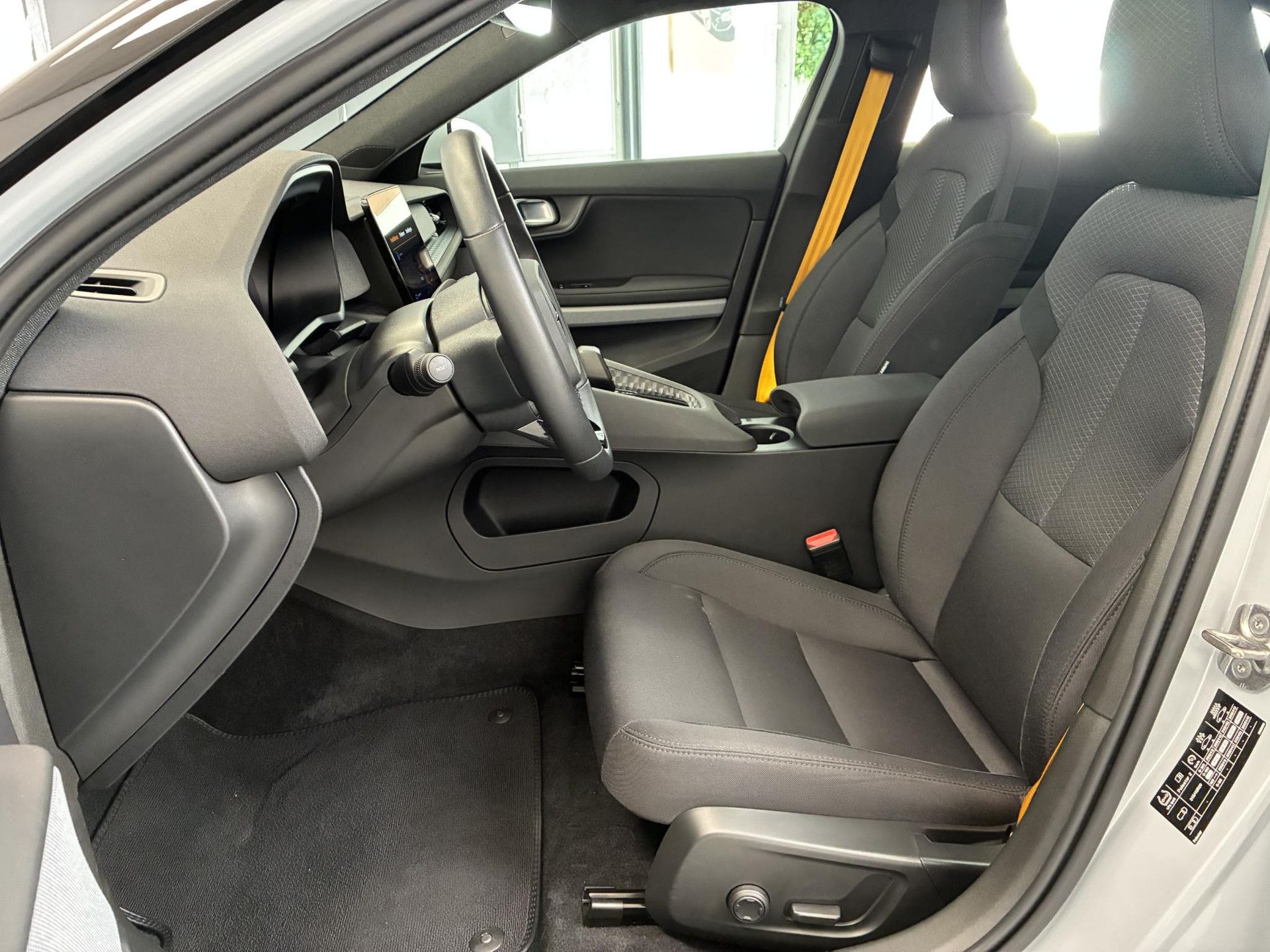 Polestar 2 met kenteken T-728-JH – dashboard