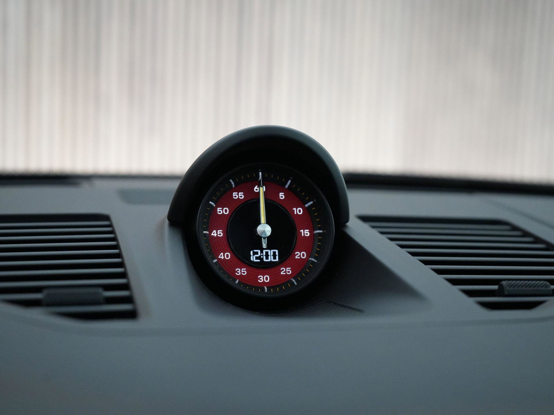 Porsche 911 met kenteken P-309-GJ – interieur