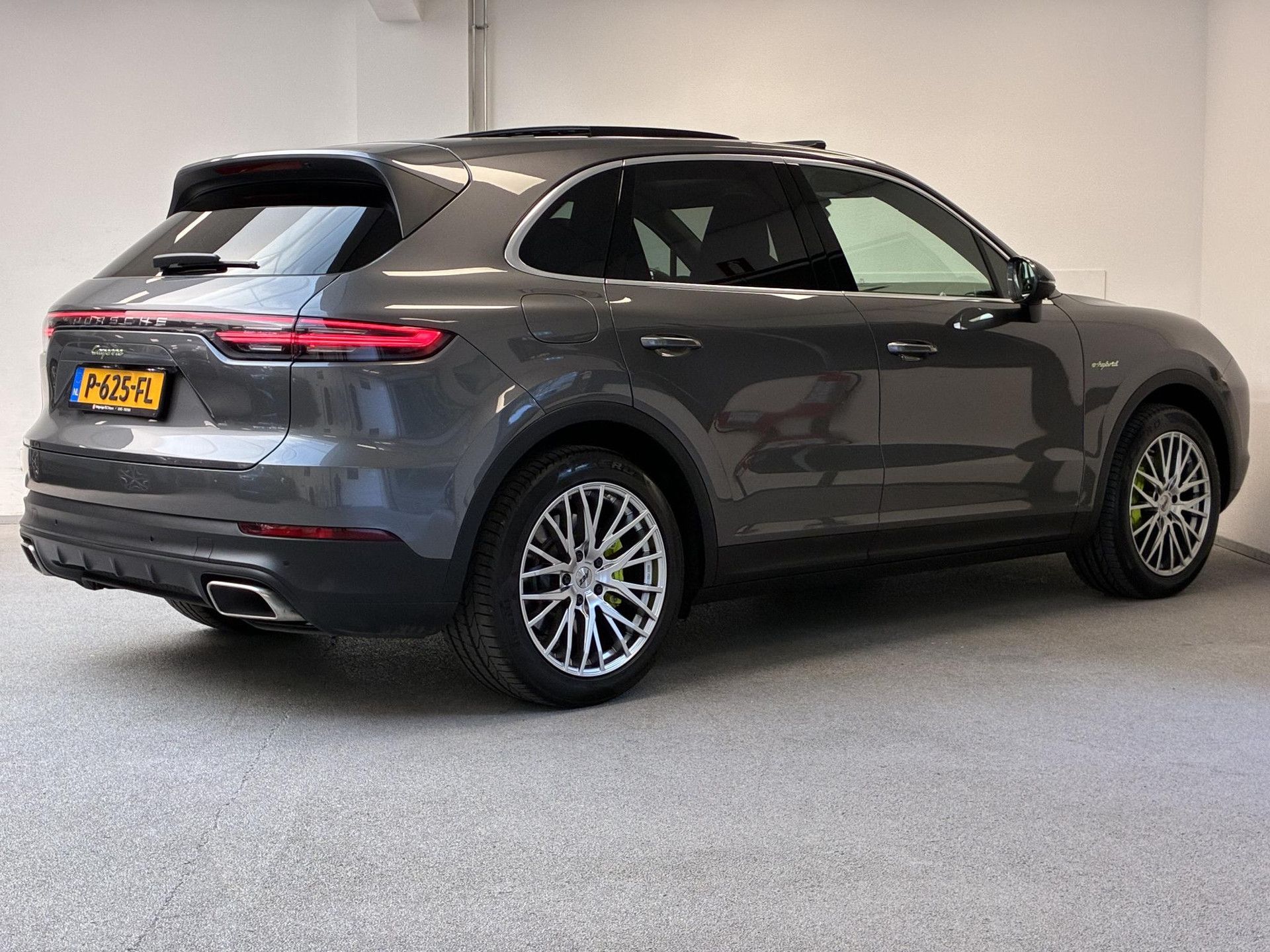 Porsche Cayenne met kenteken P-625-FL – achteraanzicht