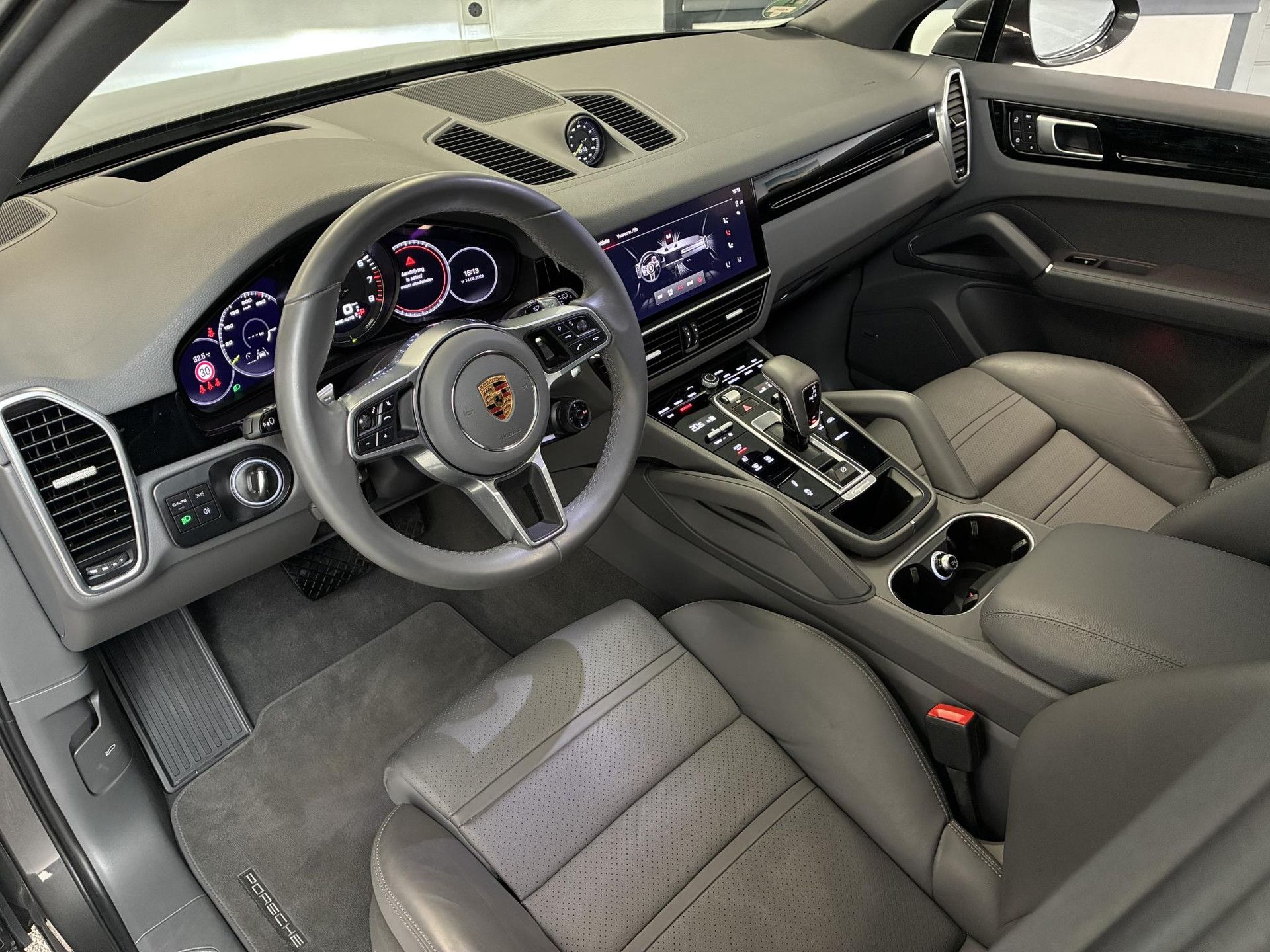 Porsche Cayenne met kenteken P-625-FL – dashboard