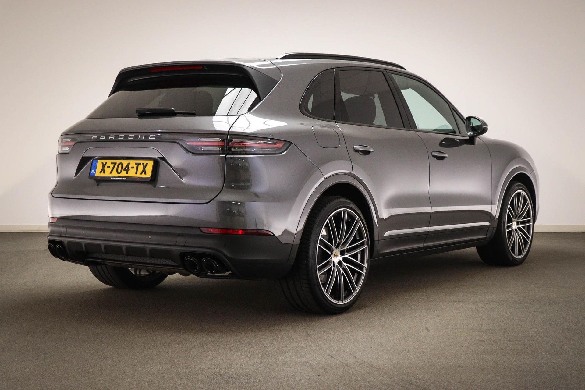 Porsche Cayenne met kenteken X-704-TX – achteraanzicht