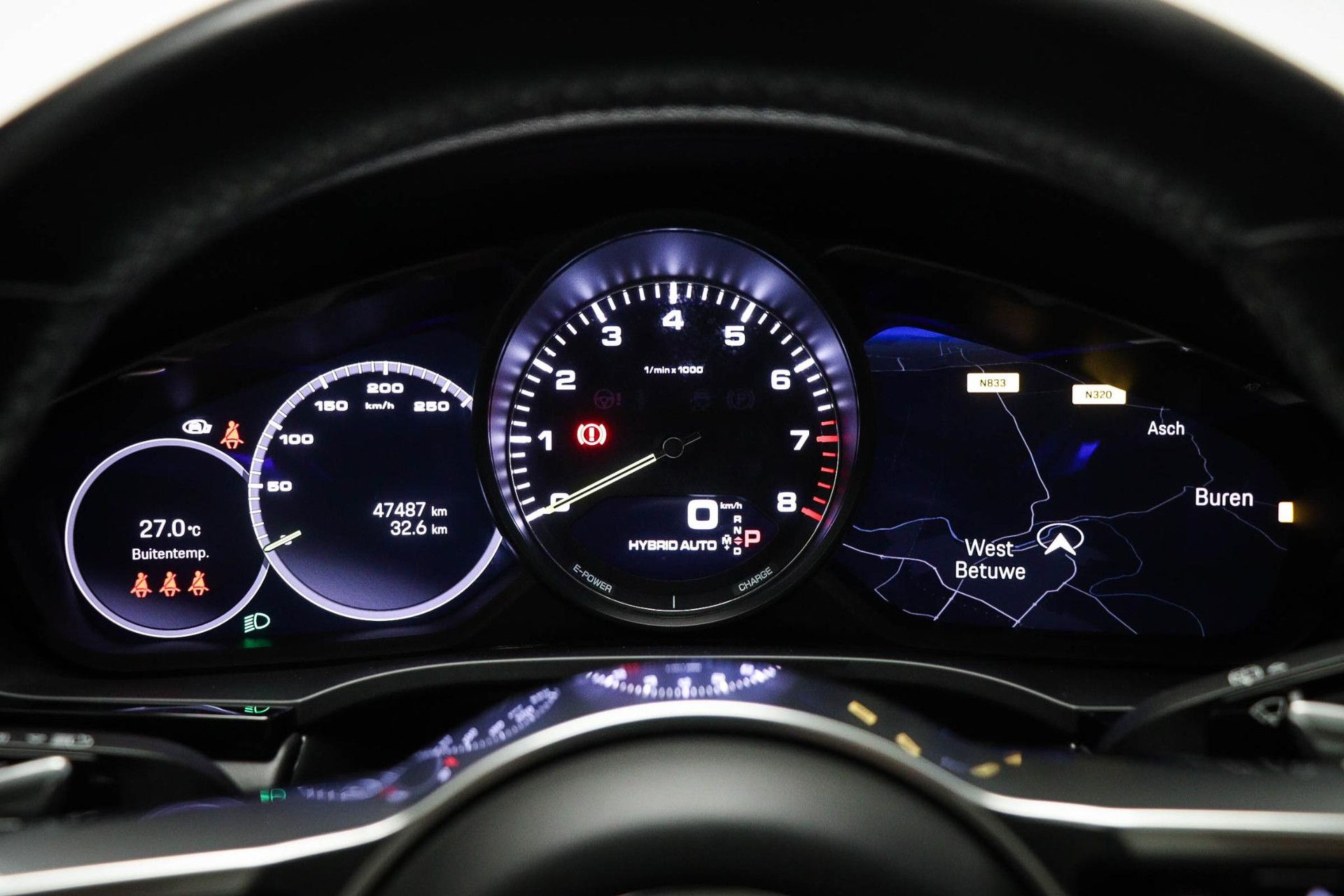 Porsche Cayenne met kenteken X-704-TX – dashboard
