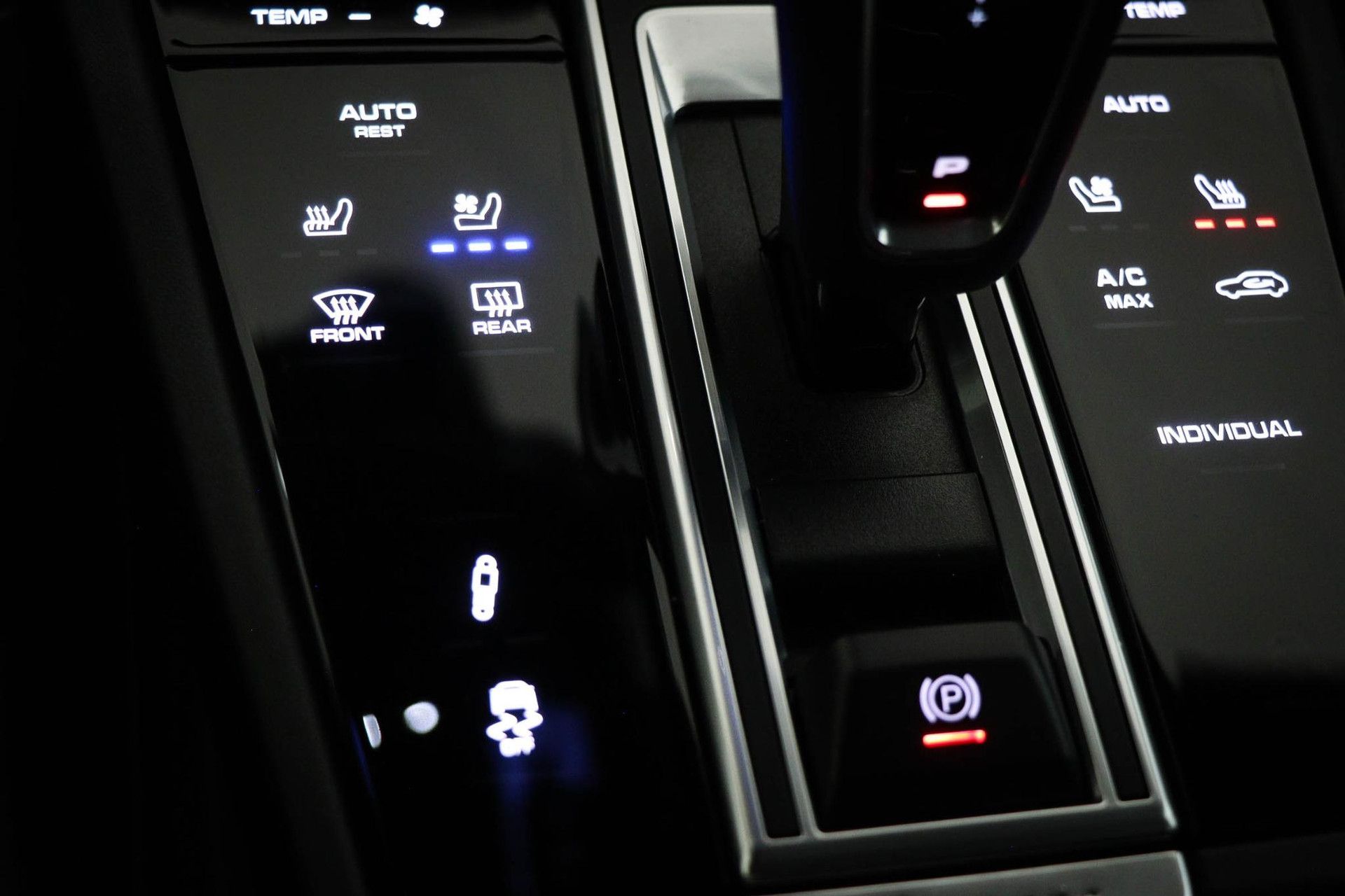 Porsche Cayenne met kenteken X-704-TX – detailfoto