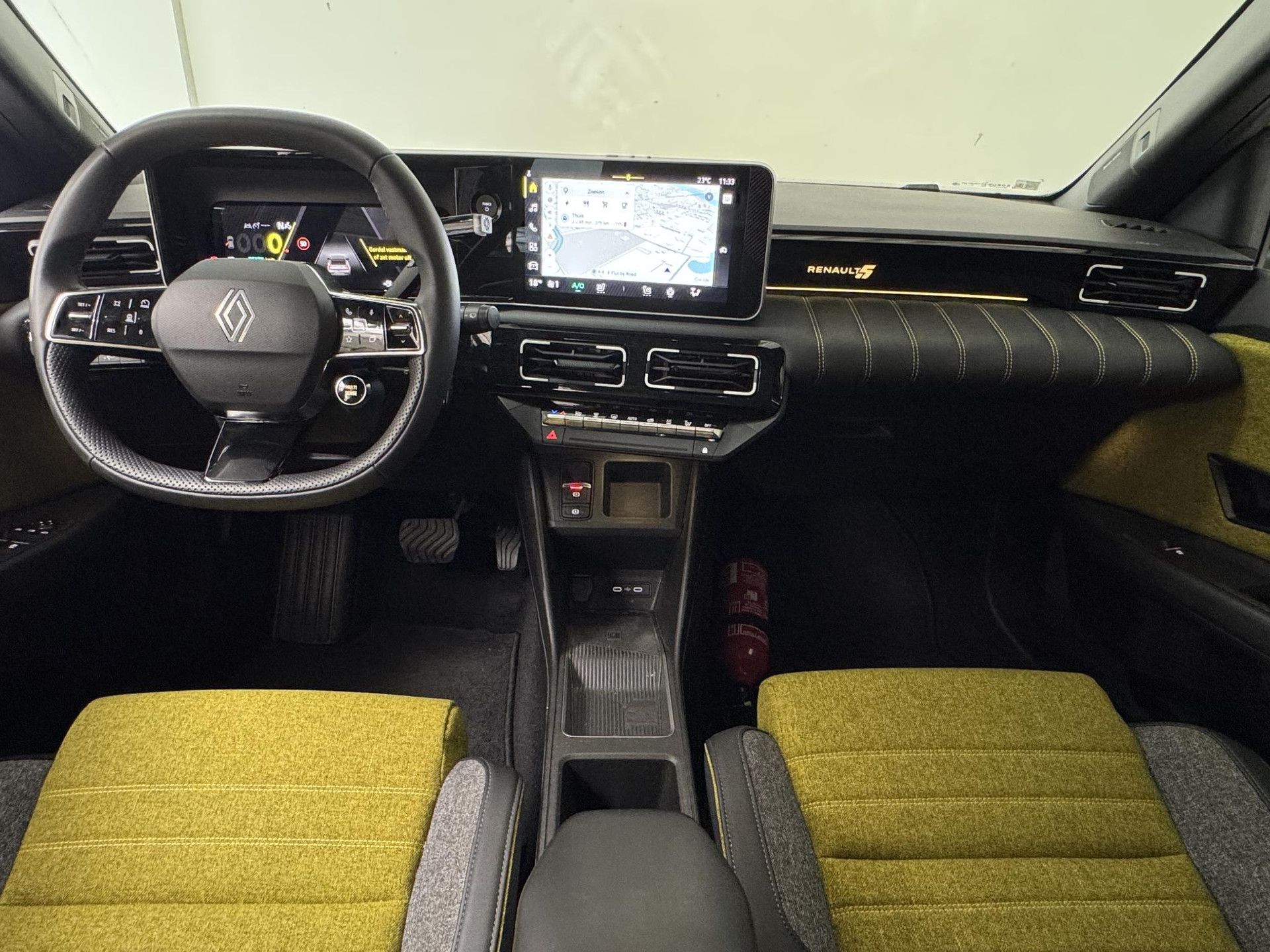 Renault 5 met kenteken KRV-35-R – interieur