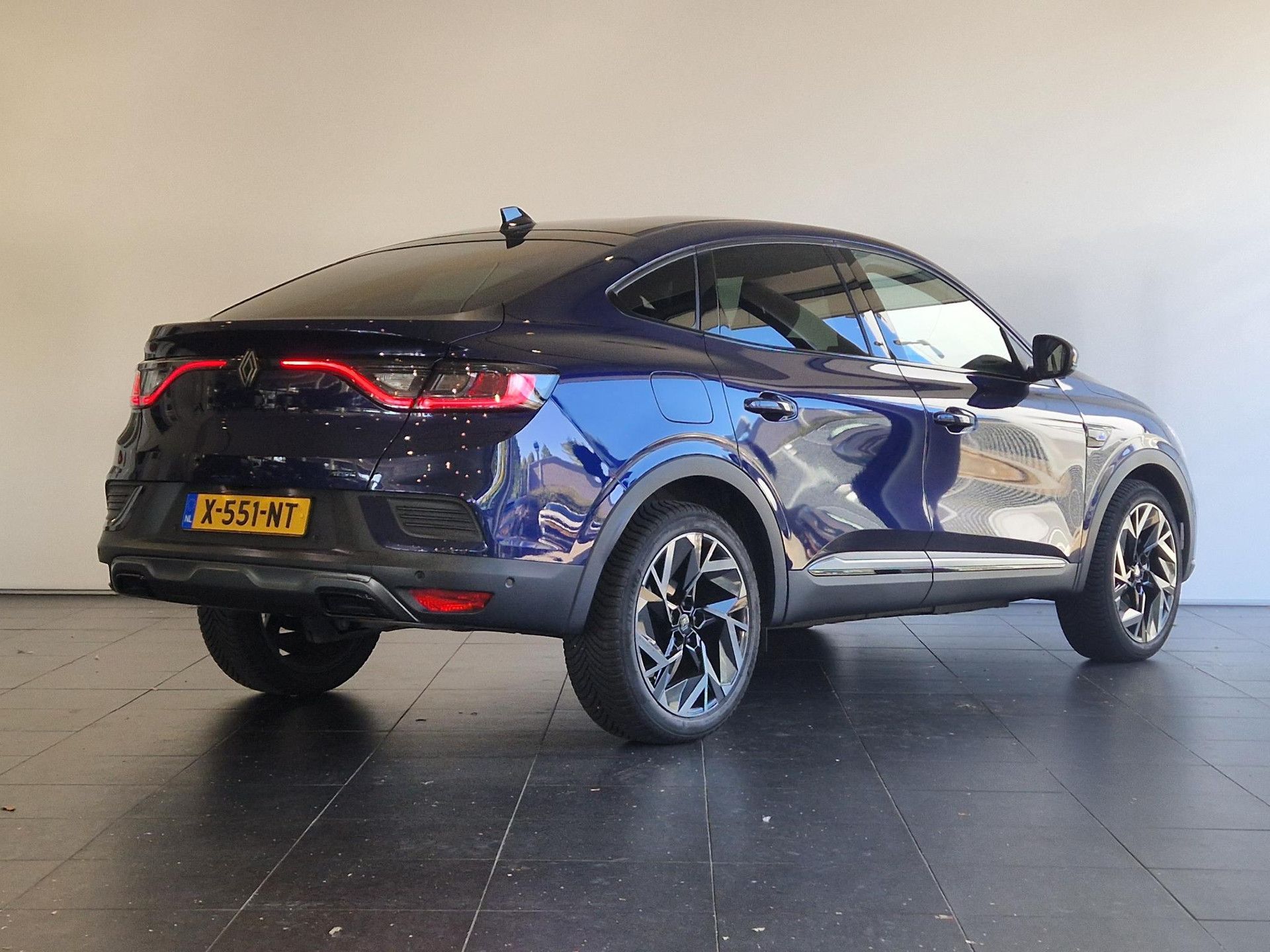 Renault Arkana met kenteken X-551-NT – achteraanzicht