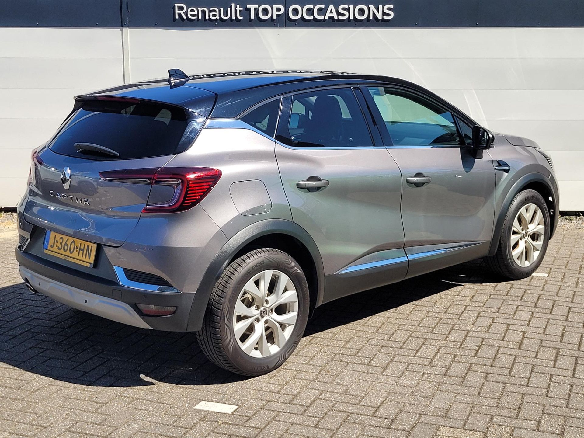 Renault Captur met kenteken J-360-HN – achteraanzicht