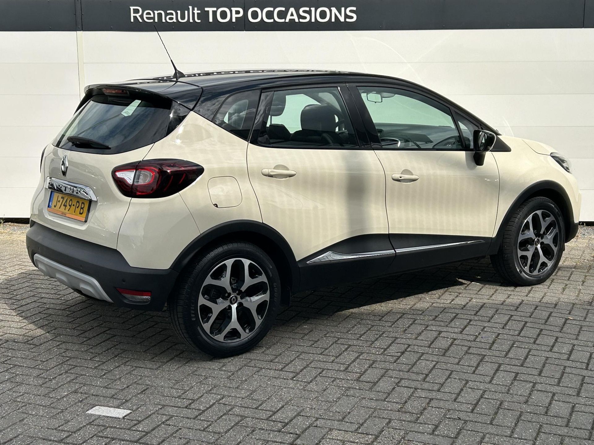 Renault Captur met kenteken J-749-PB – achteraanzicht