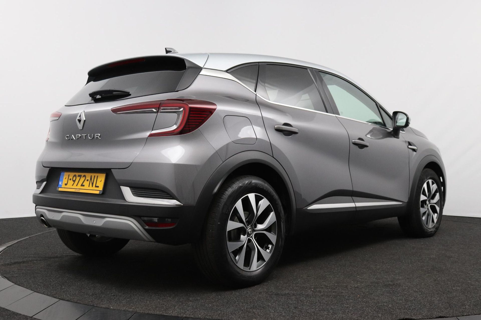 Renault Captur met kenteken J-972-NL – achteraanzicht