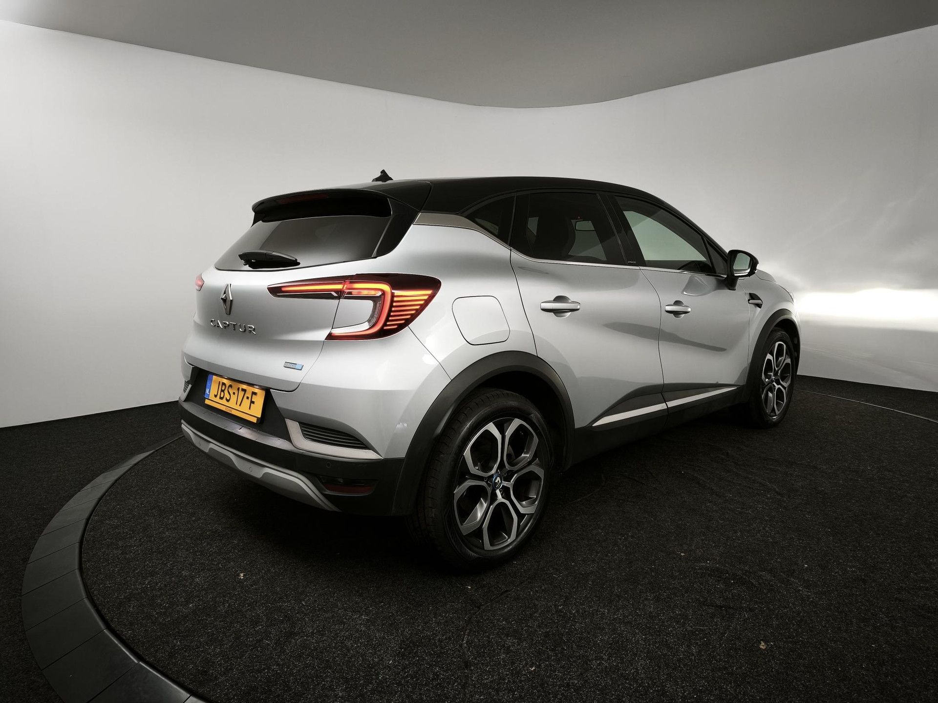 Renault Captur met kenteken JBS-17-F – achteraanzicht