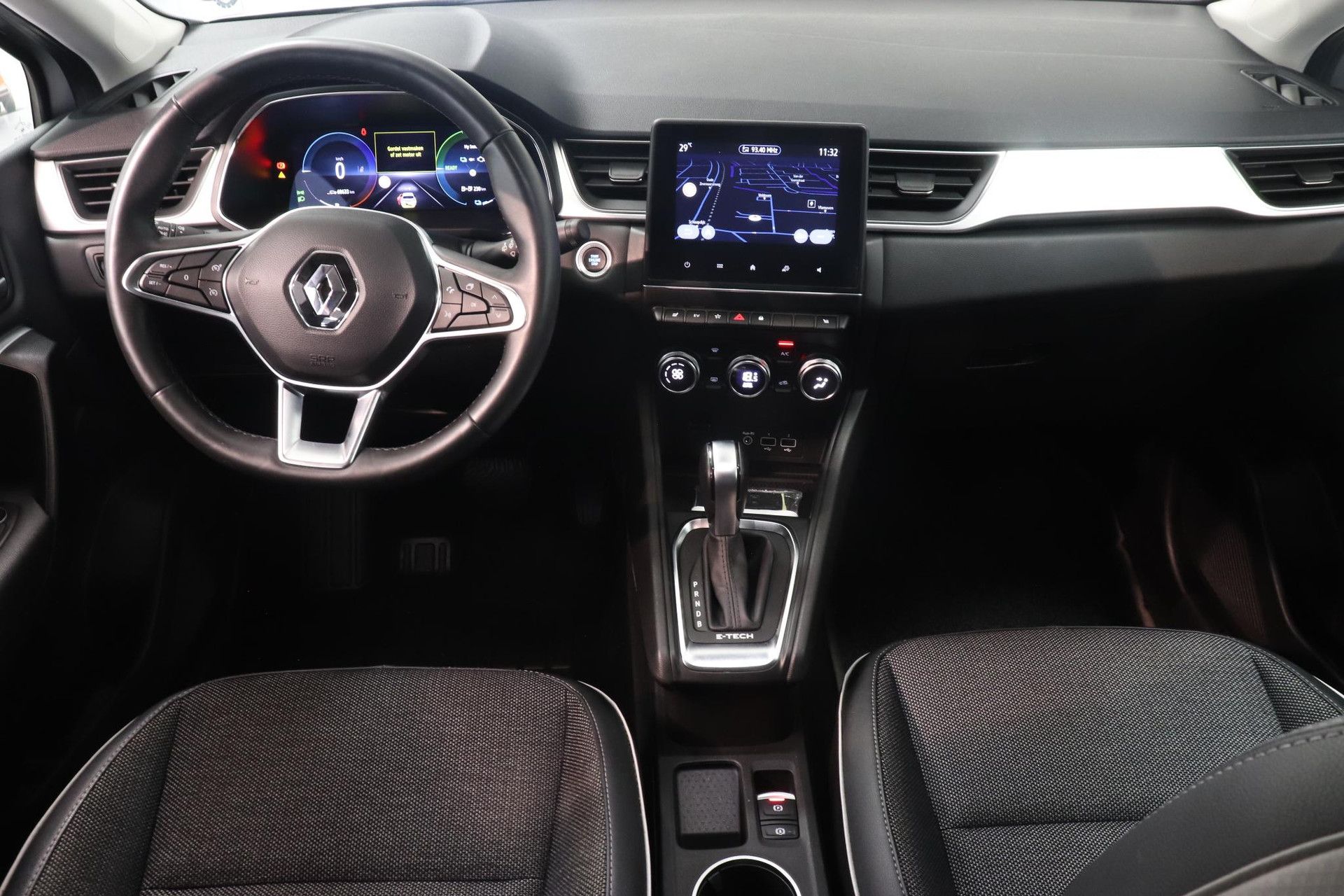 Renault Captur met kenteken KKV-33-R – interieur