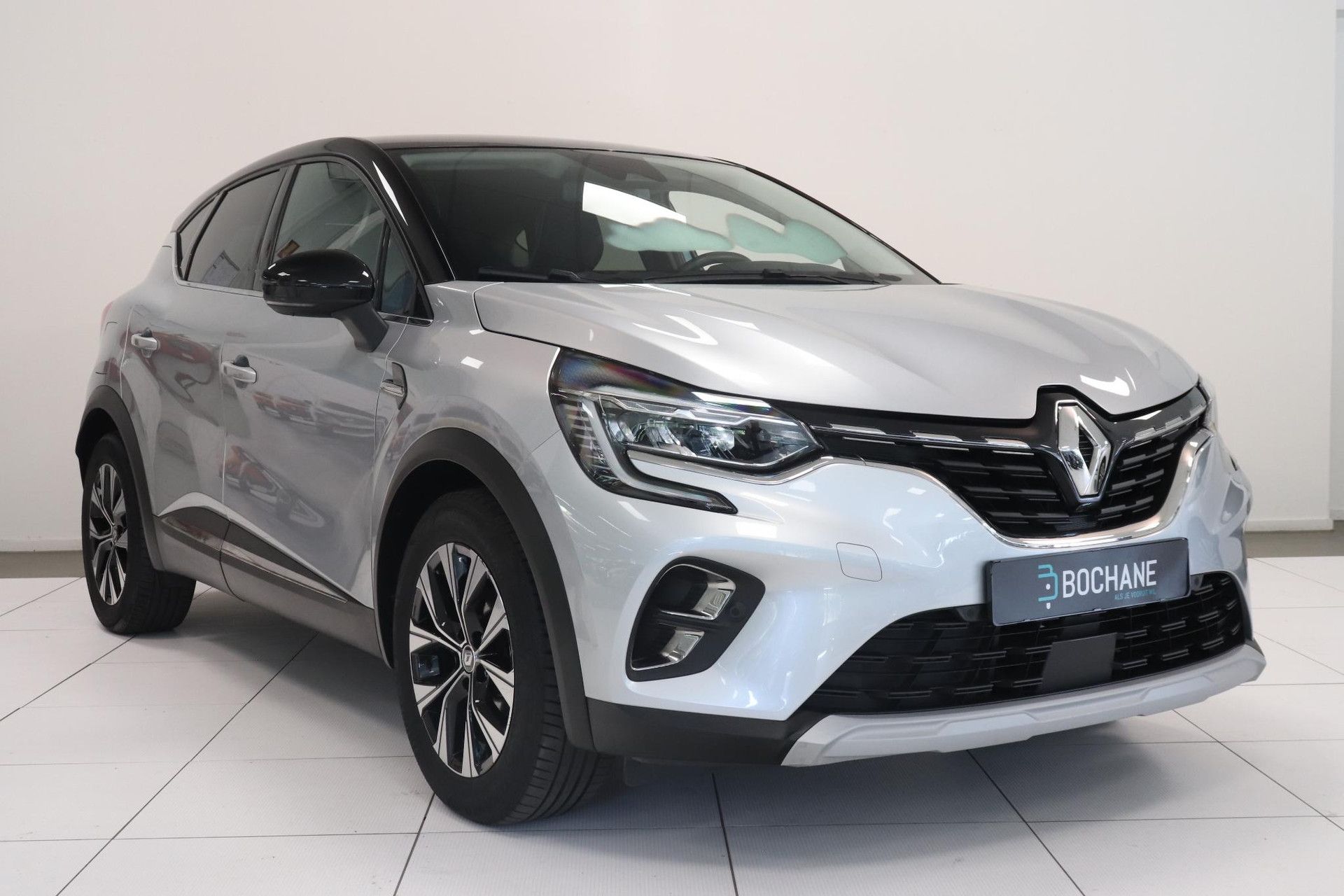 Renault Captur met kenteken KKV-33-R – detailfoto