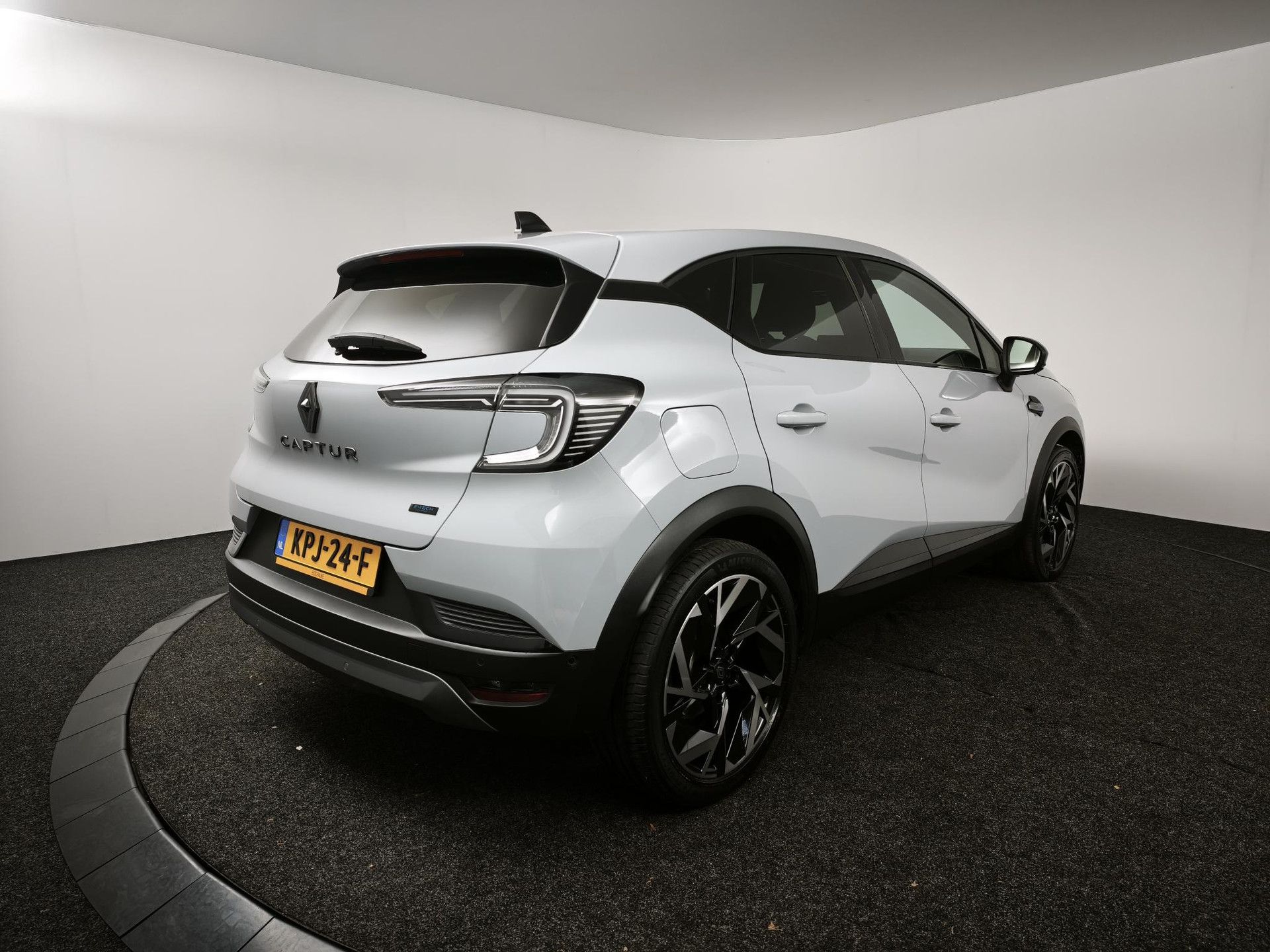 Renault Captur met kenteken KPJ-24-F – achteraanzicht