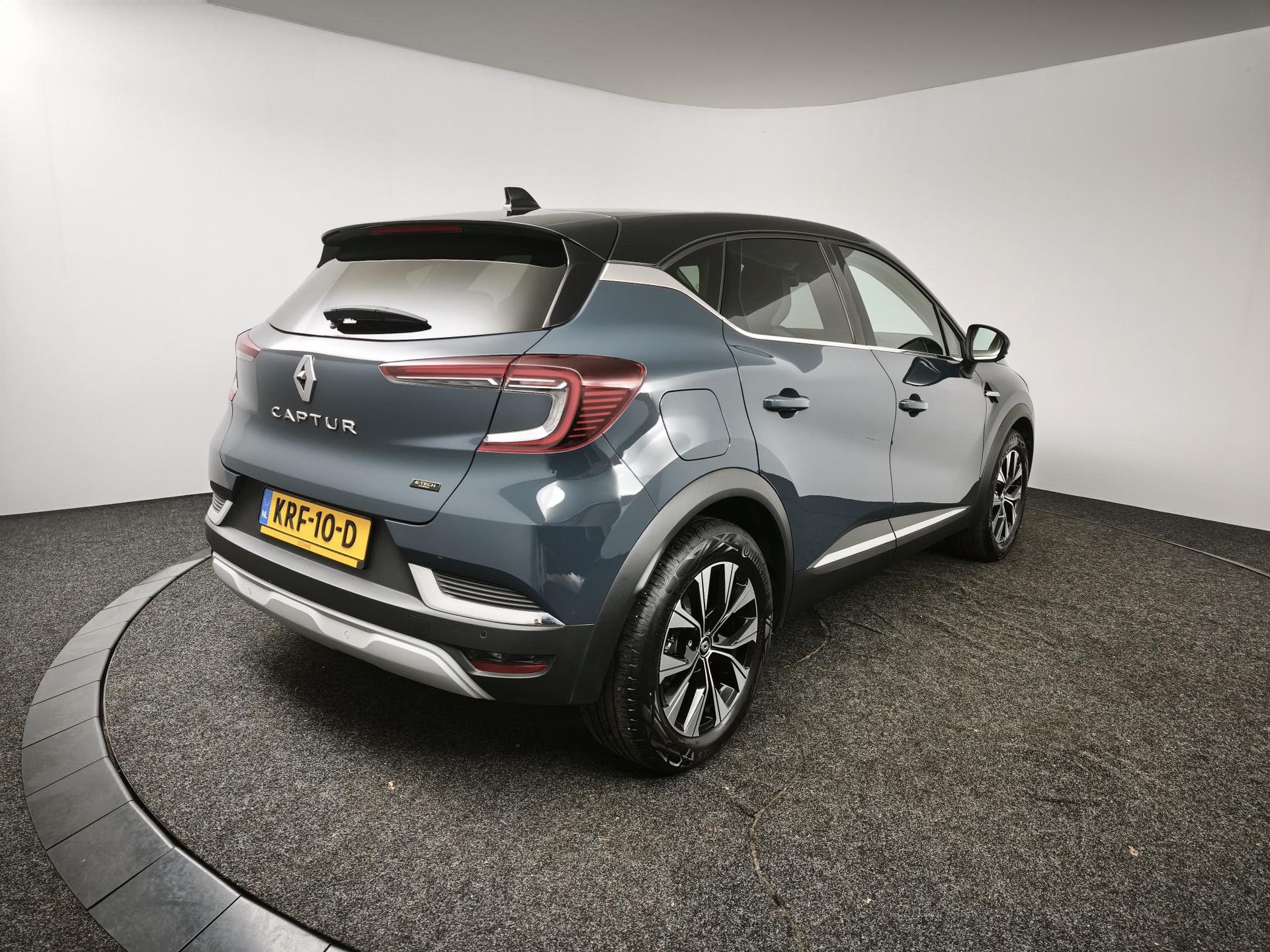 Renault Captur met kenteken KRF-10-D – achteraanzicht
