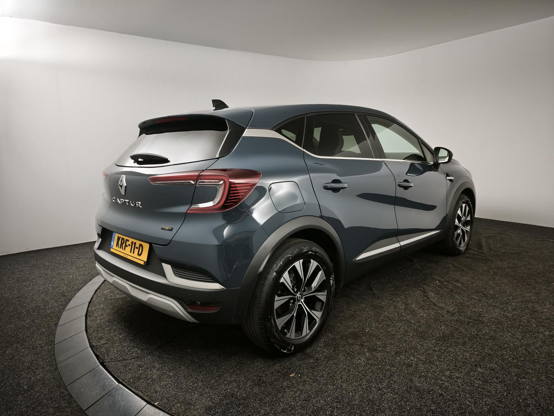 Renault Captur met kenteken KRF-11-D – achteraanzicht