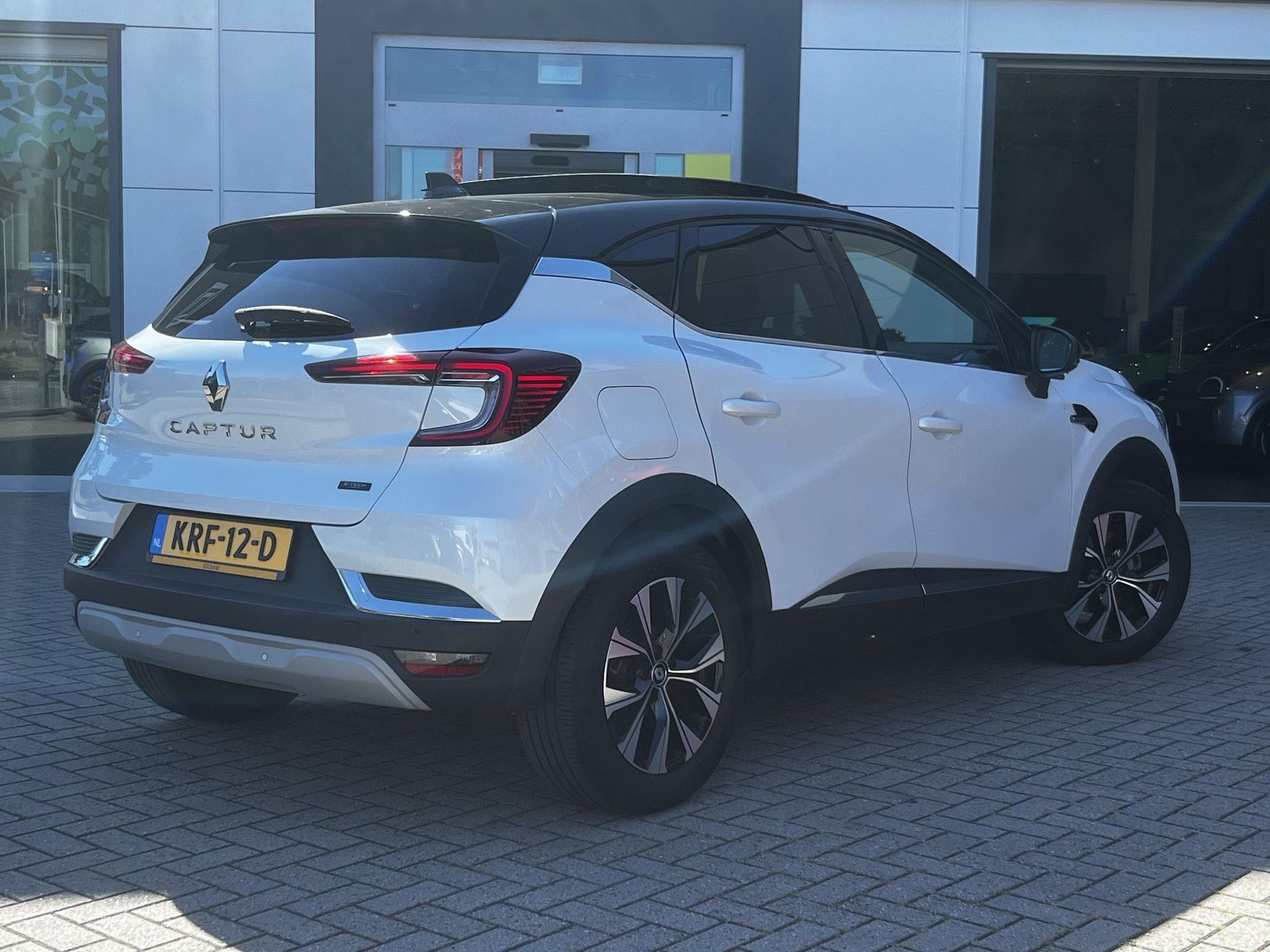 Renault Captur met kenteken KRF-12-D – achteraanzicht