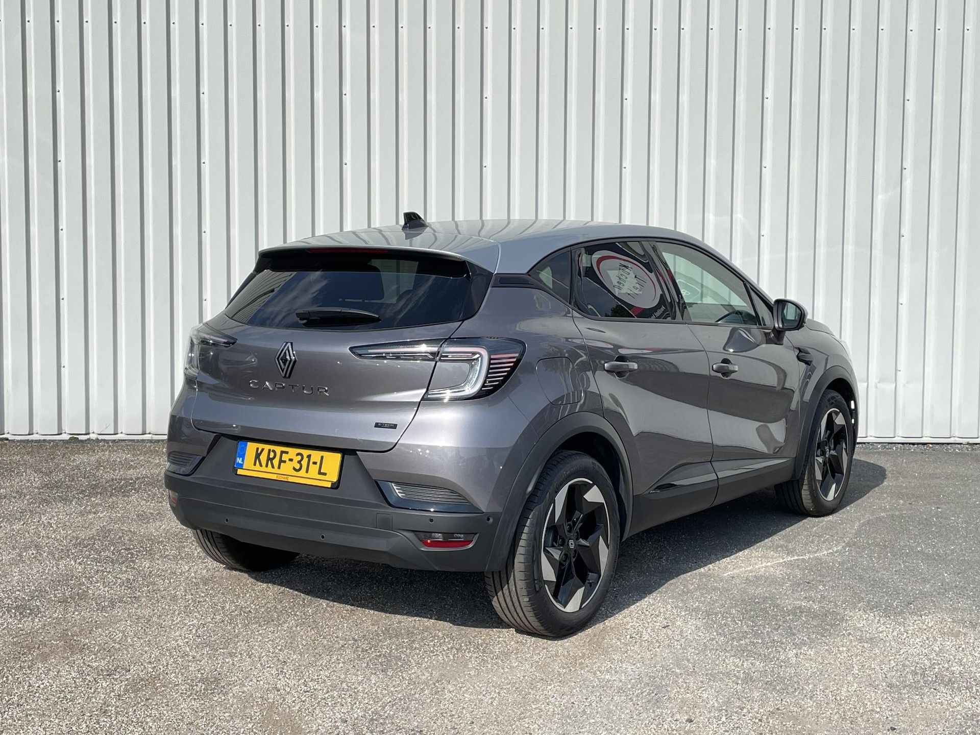 Renault Captur met kenteken KRF-31-L – achteraanzicht
