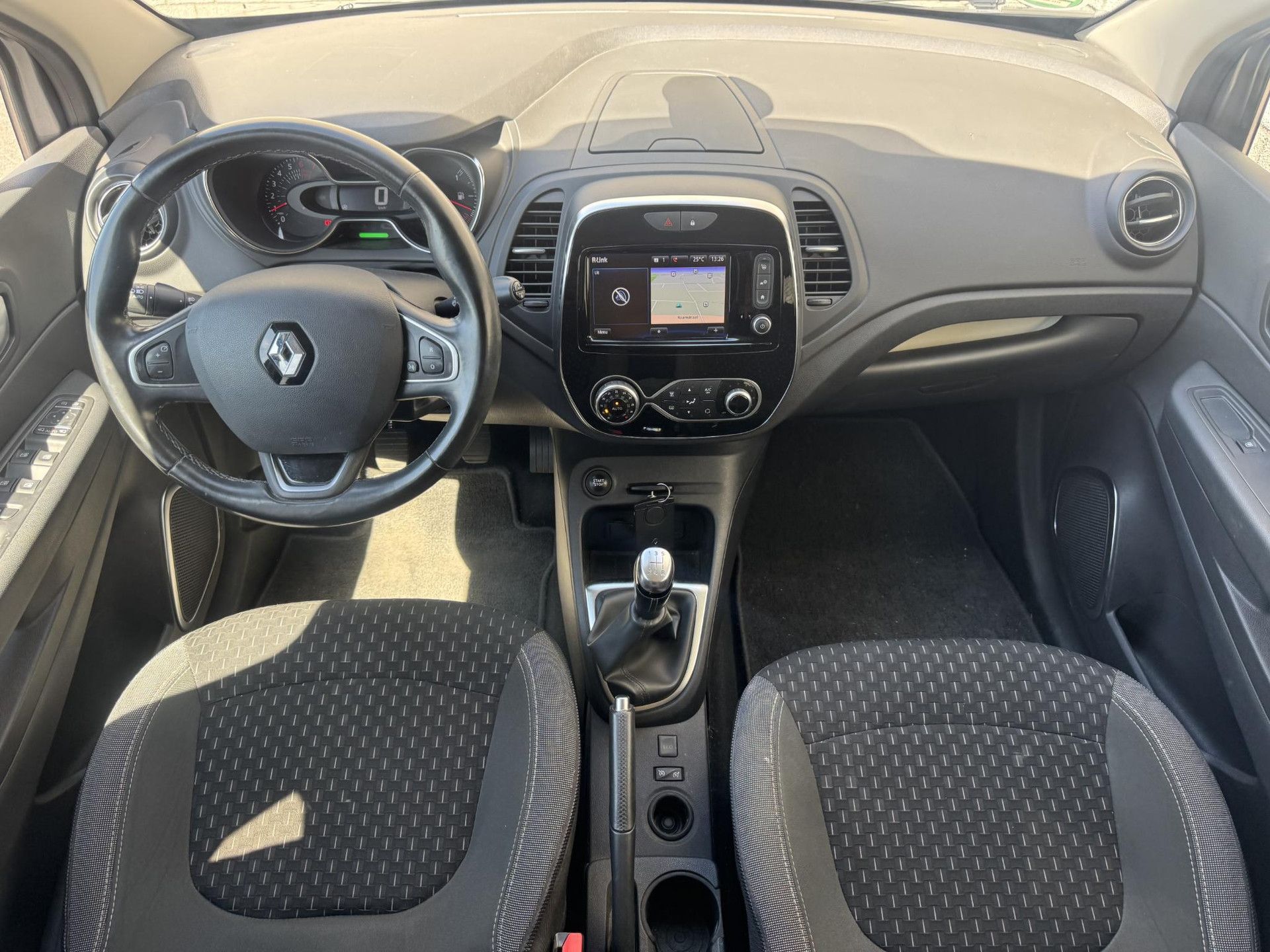 Renault Captur met kenteken RB-603-H – interieur