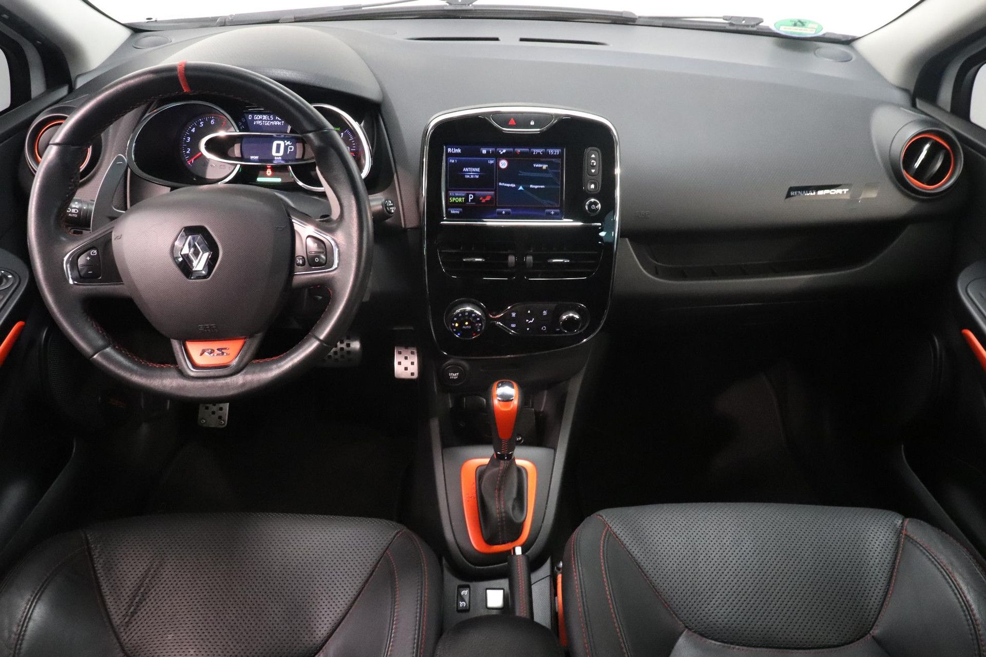 Renault Clio met kenteken 3-SXV-53 – interieur