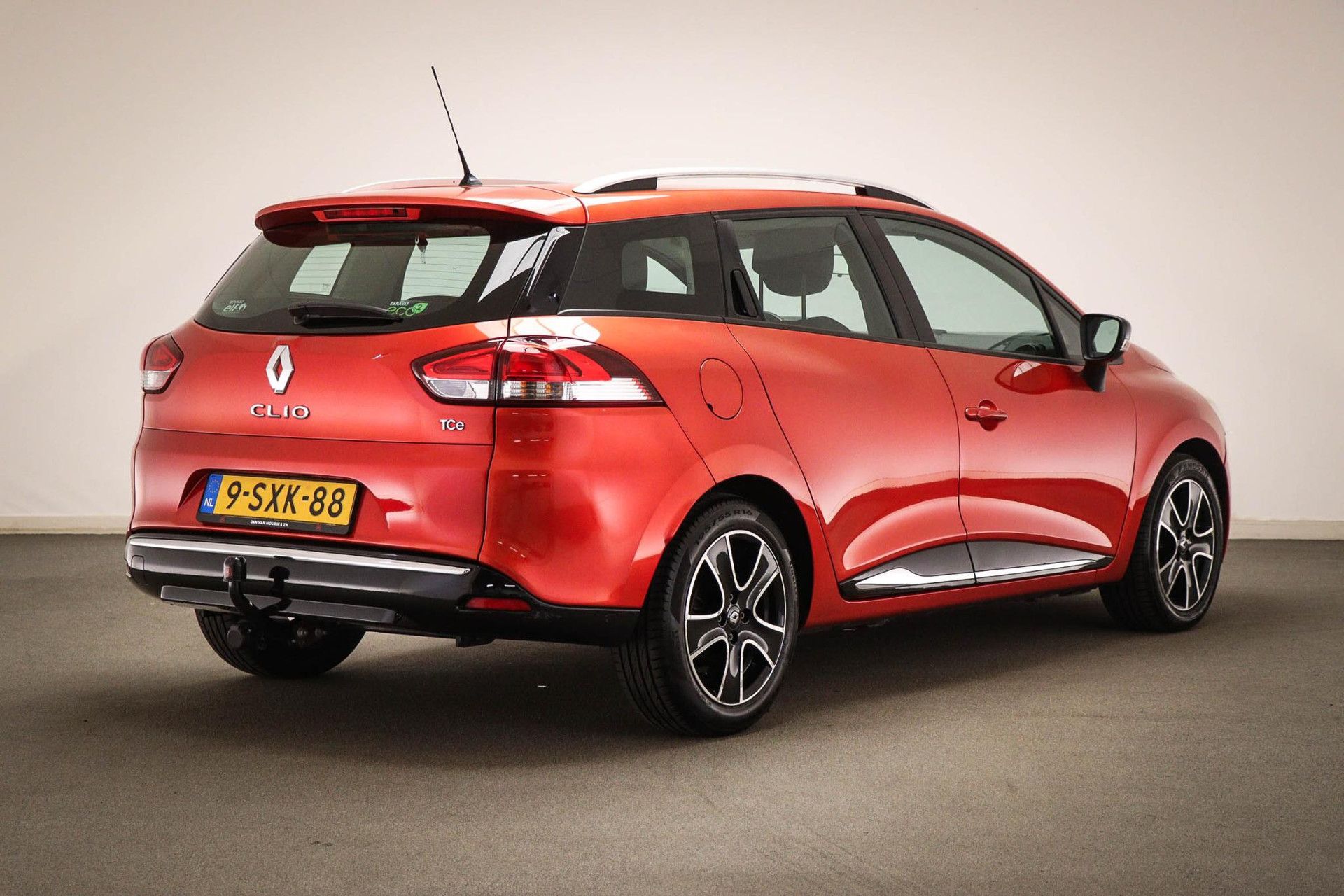 Renault Clio met kenteken 9-SXK-88 – achteraanzicht