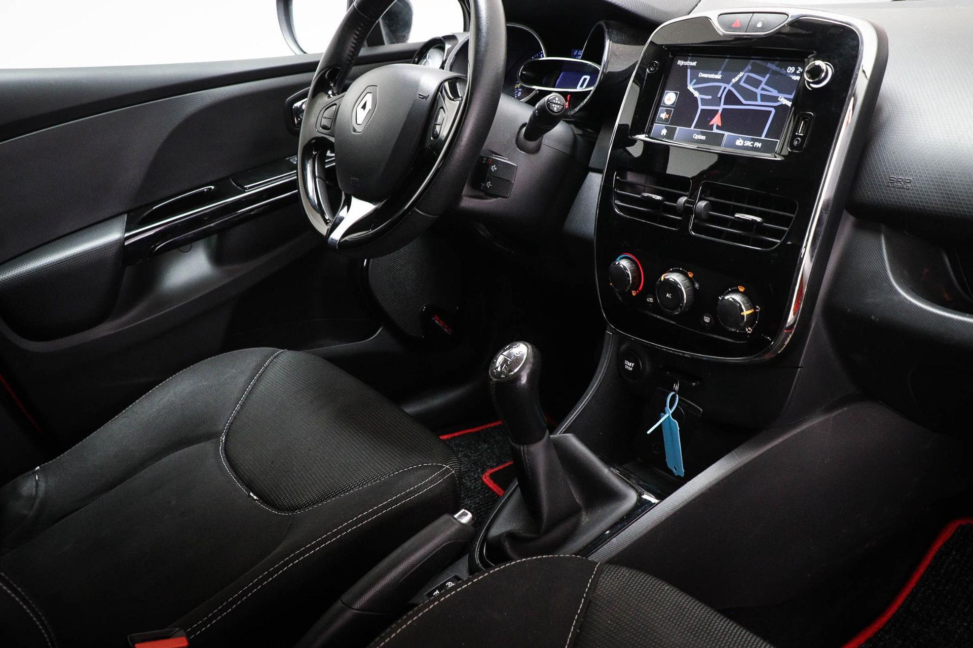 Renault Clio met kenteken 9-SXK-88 – interieur