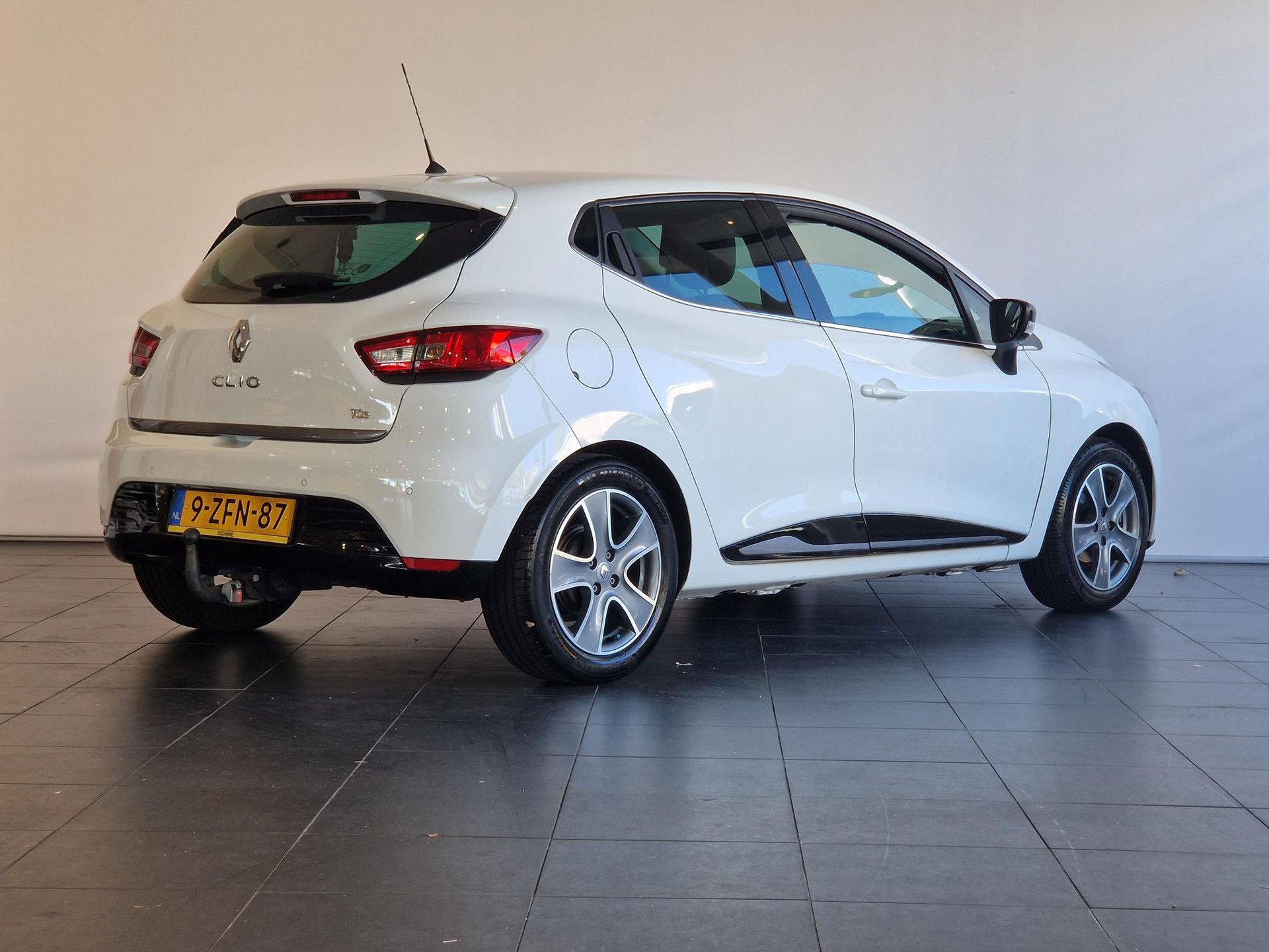 Renault Clio met kenteken 9-ZFN-87 – achteraanzicht
