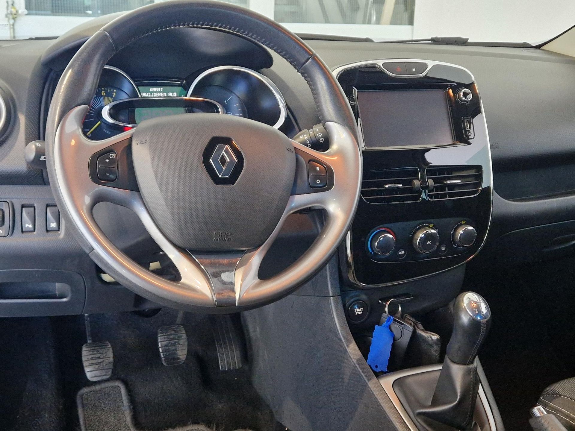 Renault Clio met kenteken 9-ZFN-87 – interieur