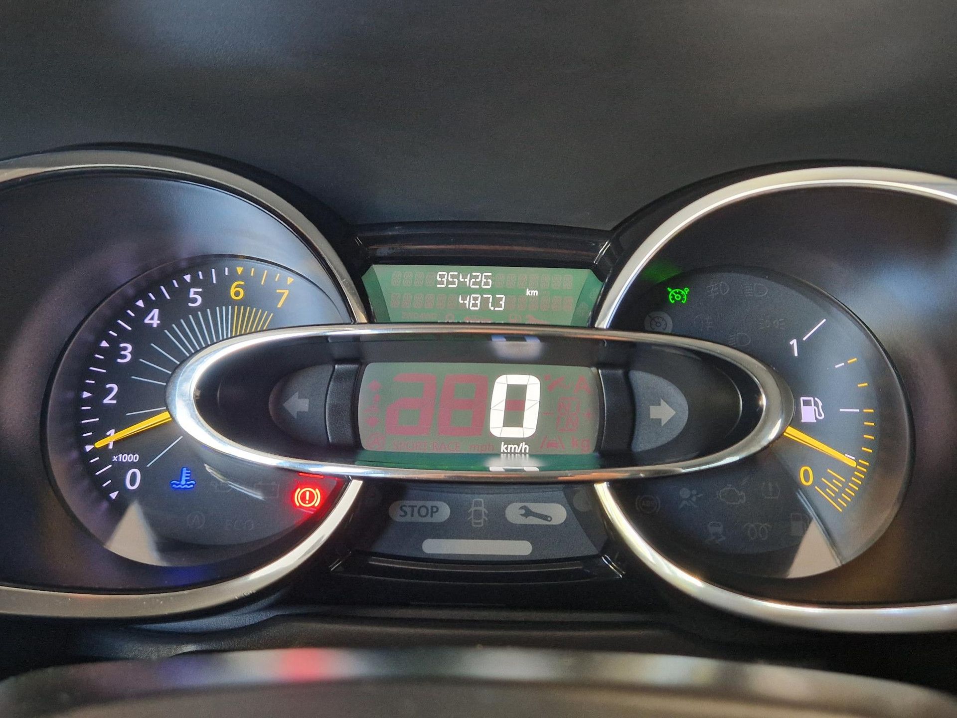 Renault Clio met kenteken 9-ZFN-87 – dashboard