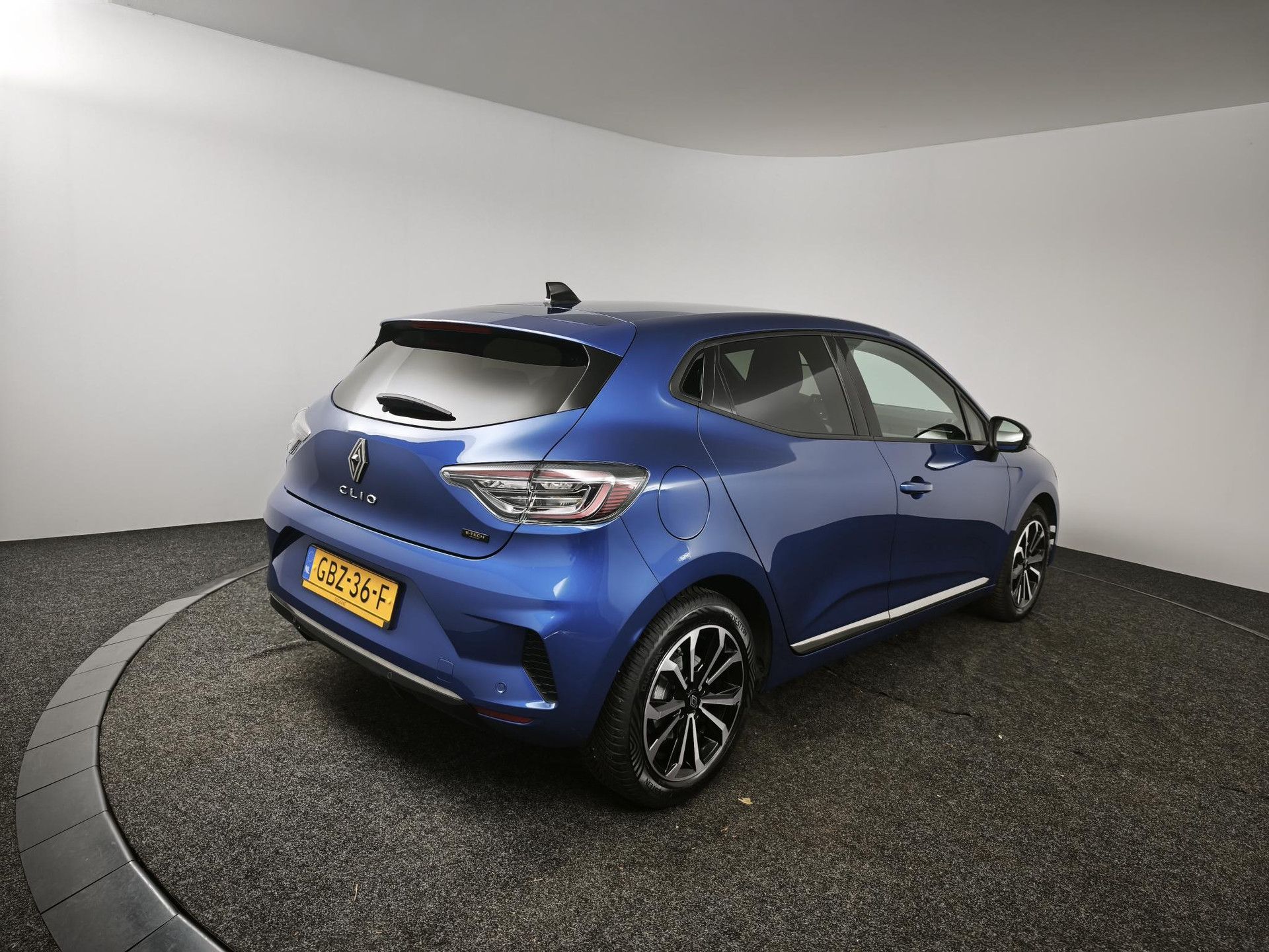 Renault Clio met kenteken GBZ-36-F – achteraanzicht